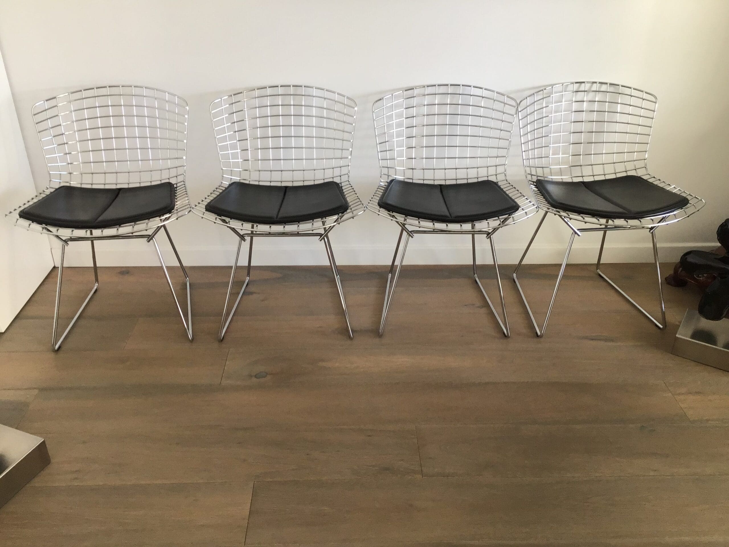 Lot de 4 chaises Bertoia chromées avec galette cuir noir – Design mid-century