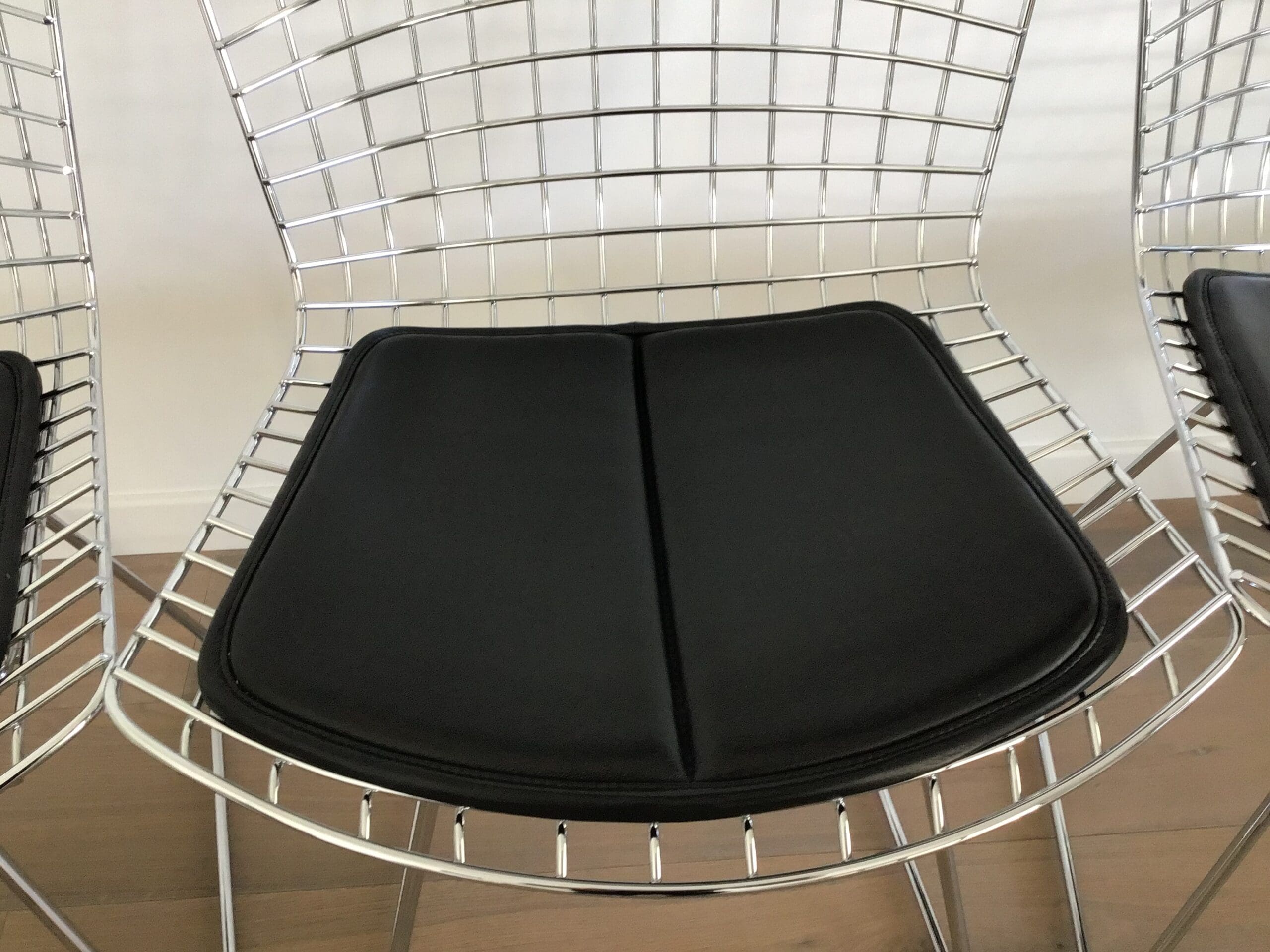 Lot de 4 chaises Bertoia chromées avec galette cuir noir – Design mid-century