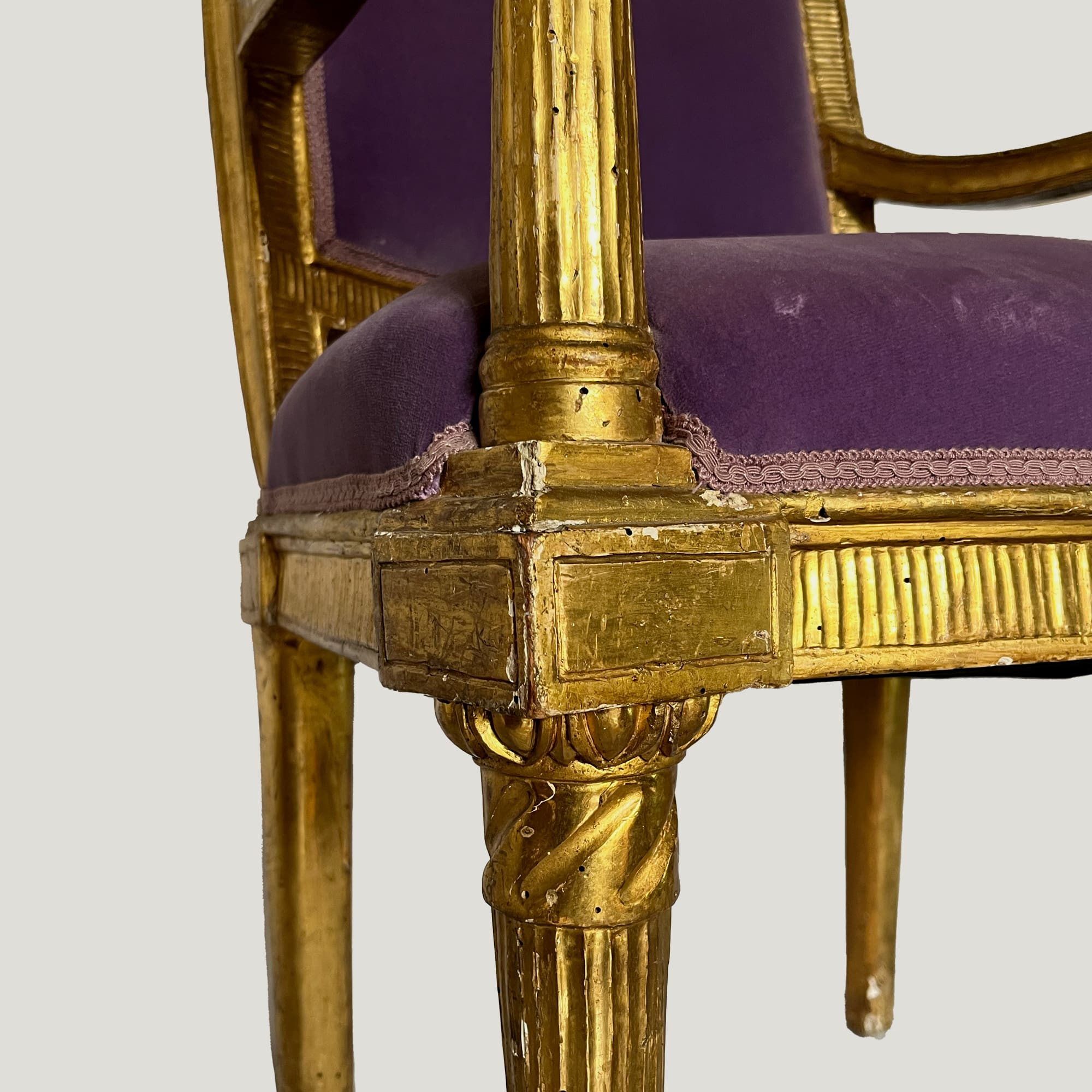 Paire de fauteuils d’apparat Louis XVI en bois doré – Fin XVIIIe siècle