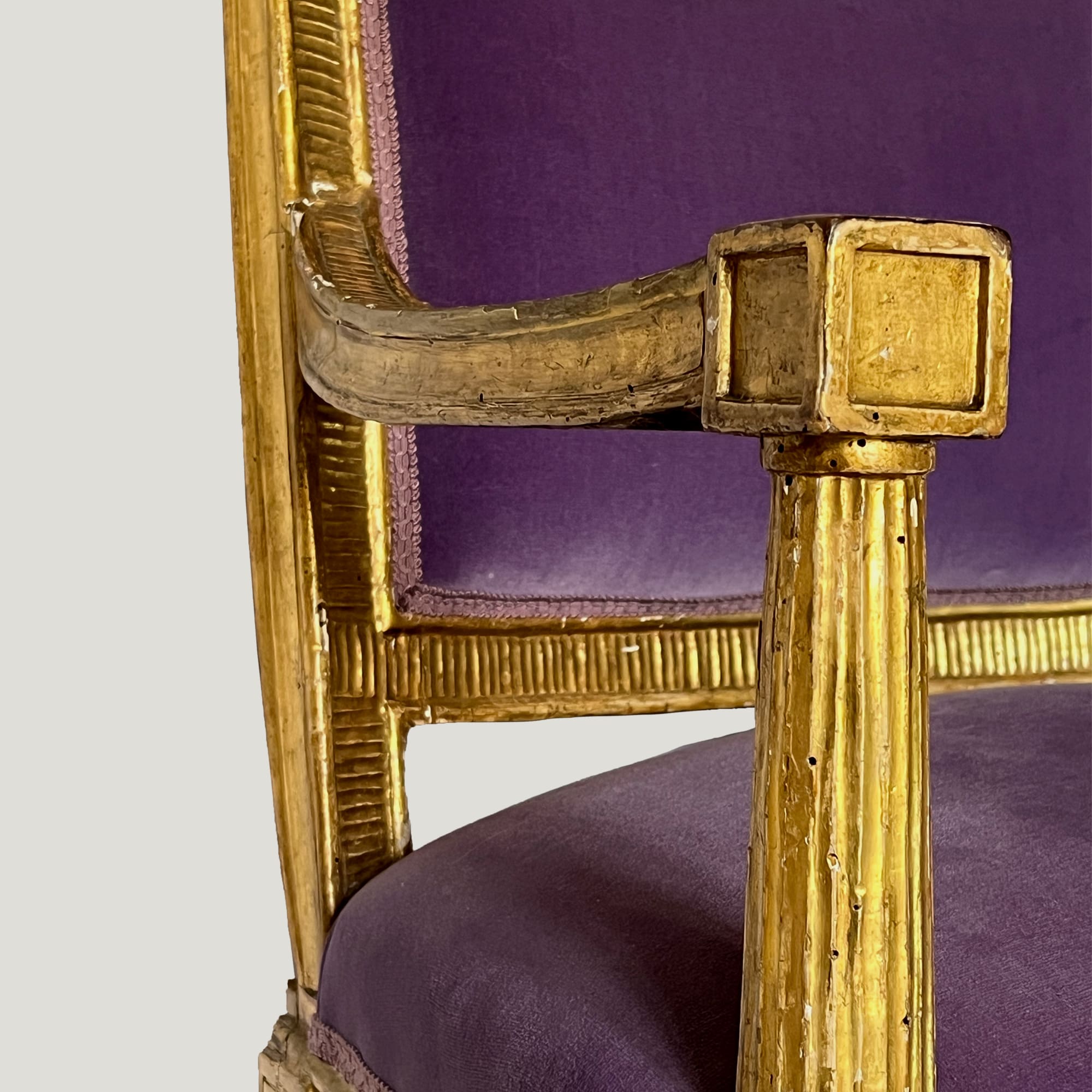Paire de fauteuils d’apparat Louis XVI en bois doré – Fin XVIIIe siècle