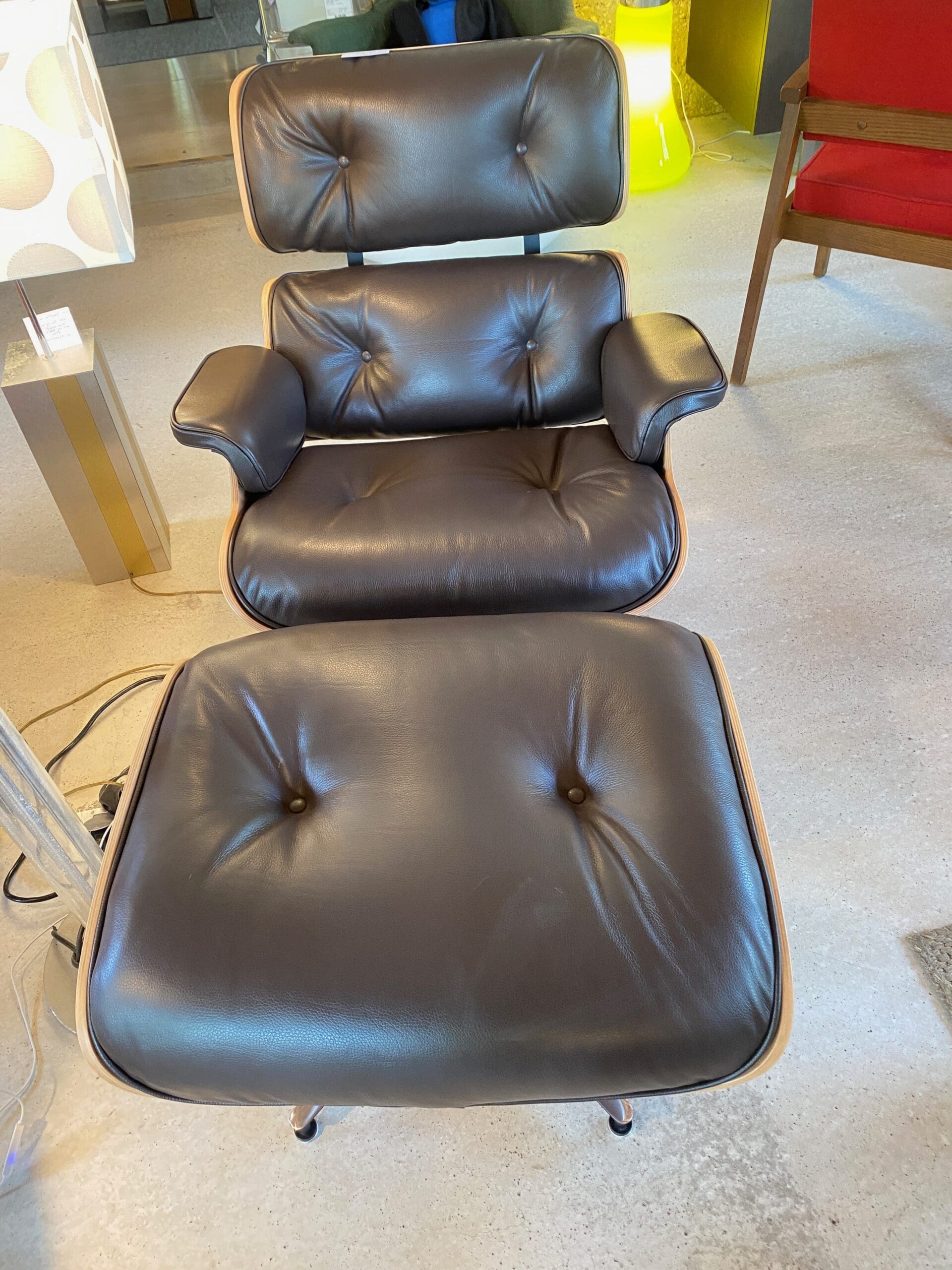 Charles & Ray Eames, fauteuil Lounge Chair et ottoman en noyer foncé