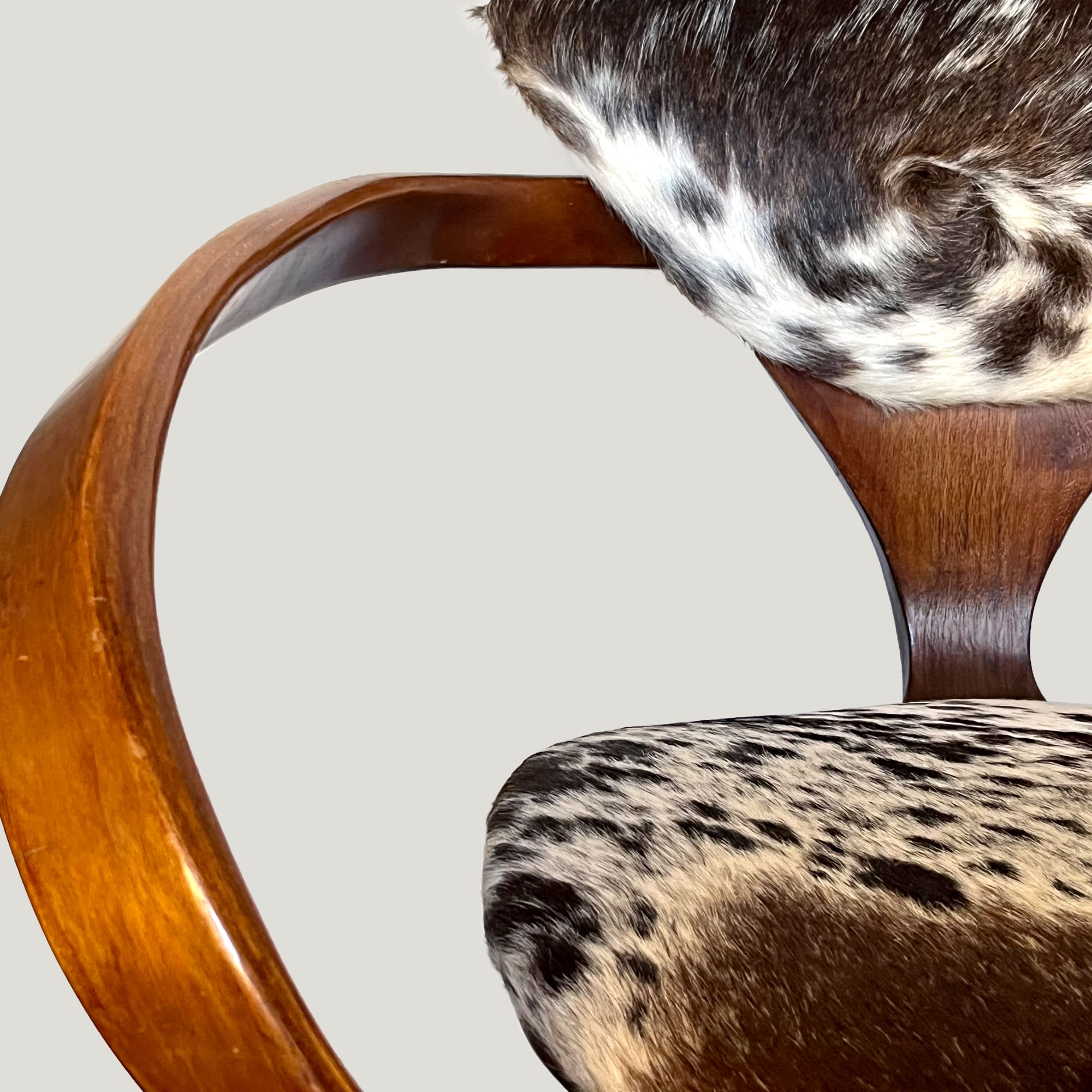 Fauteuil Cherner en noyer et peau de vache, édition originale Plycraft 1958