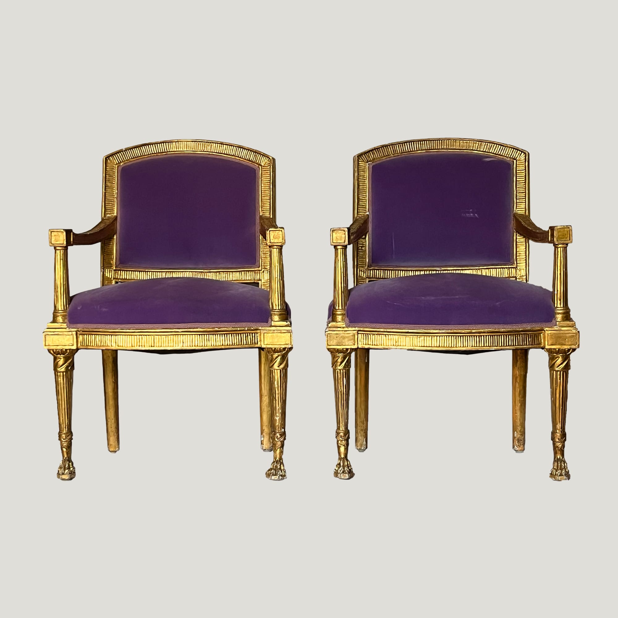 Paire de fauteuils d’apparat Louis XVI en bois doré – Fin XVIIIe siècle