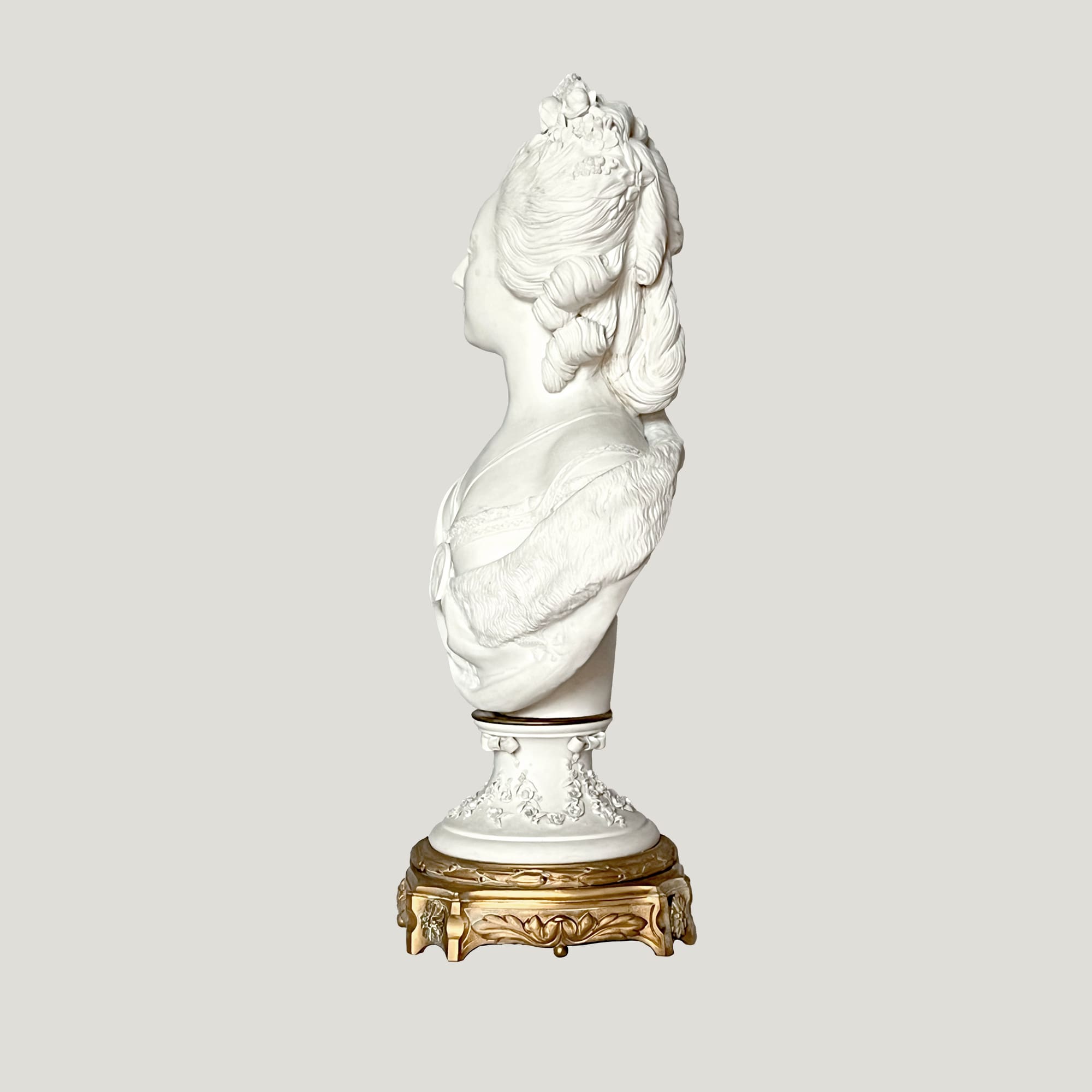 Buste Marie-Antoinette en biscuit de porcelaine de Sèvres sur socle bronze doré