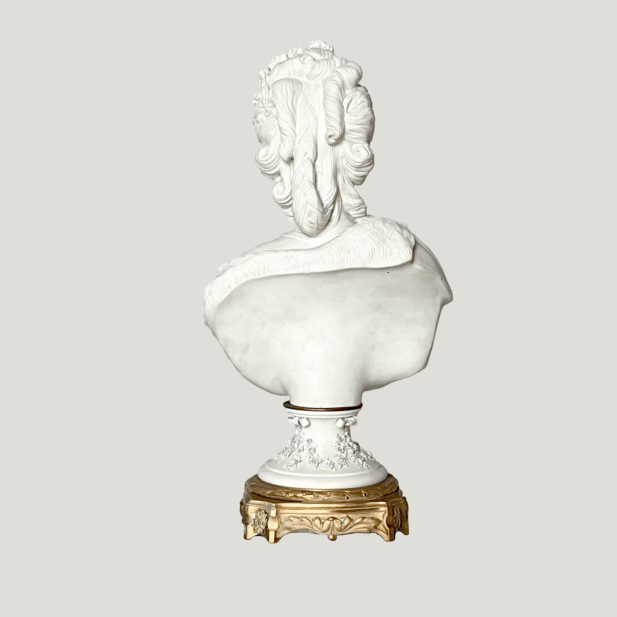 Buste Marie-Antoinette en biscuit de porcelaine de Sèvres sur socle bronze doré