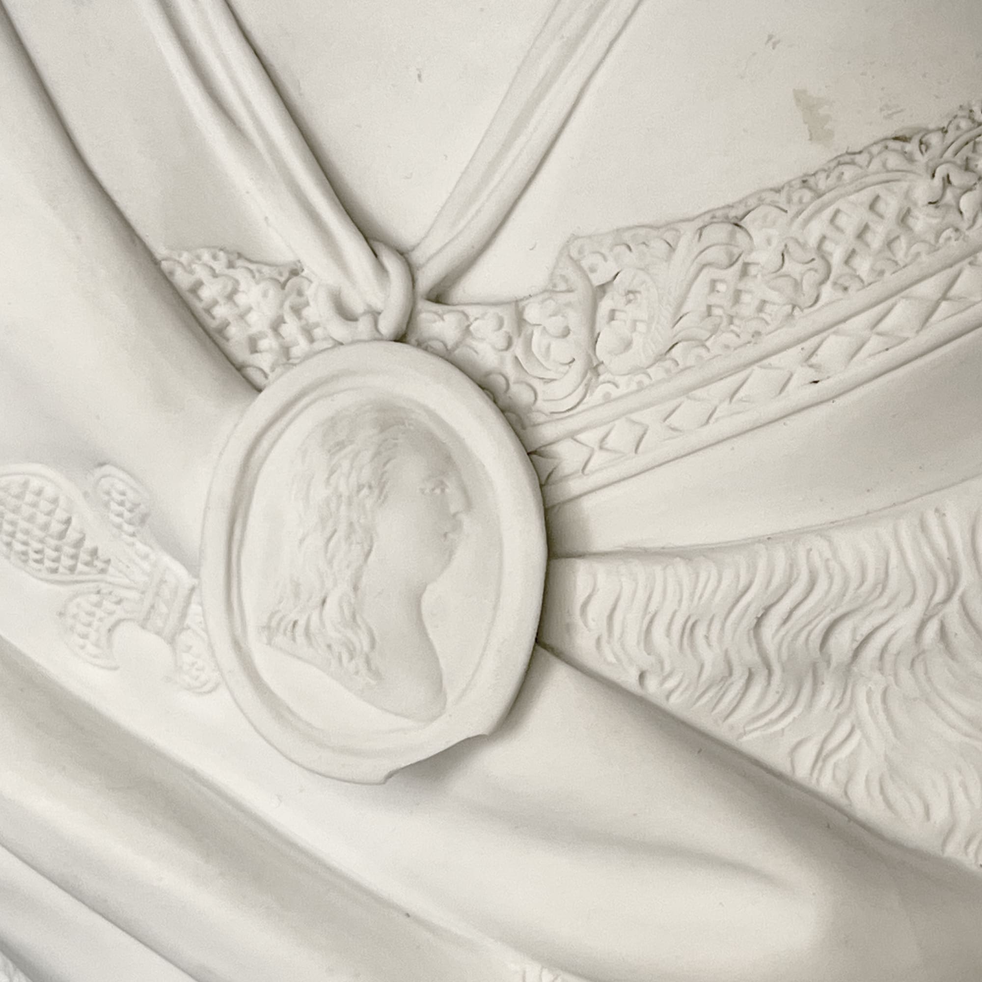 Buste Marie-Antoinette en biscuit de porcelaine de Sèvres sur socle bronze doré