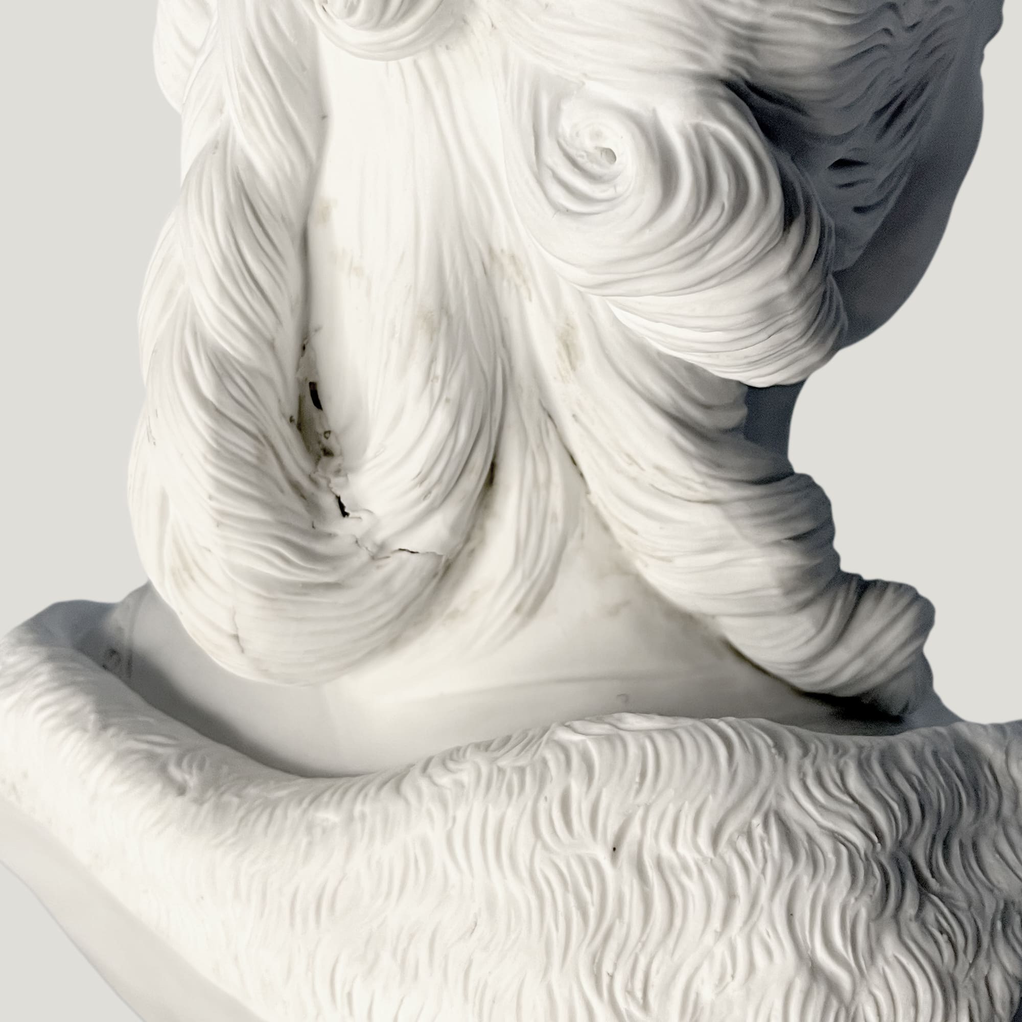 Buste Marie-Antoinette en biscuit de porcelaine de Sèvres sur socle bronze doré