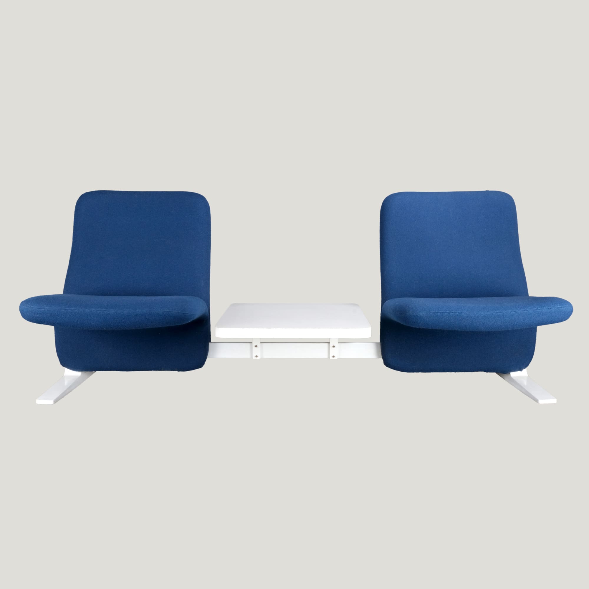 Pierre Paulin – Paire de fauteuils Concorde F780 avec table centrale, tissu bleu et métal laqué