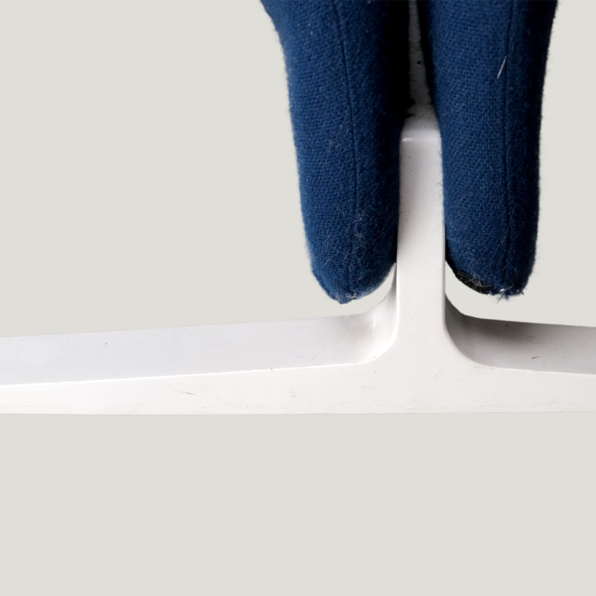 Pierre Paulin – Paire de fauteuils Concorde F780 avec table centrale, tissu bleu et métal laqué