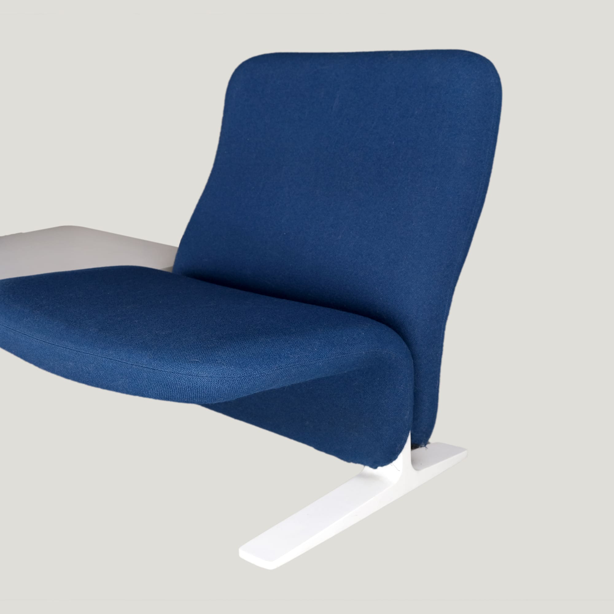 Pierre Paulin – Paire de fauteuils Concorde F780 avec table centrale, tissu bleu et métal laqué