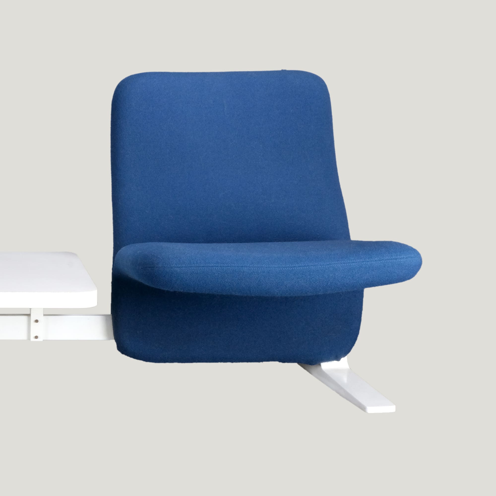 Pierre Paulin – Paire de fauteuils Concorde F780 avec table centrale, tissu bleu et métal laqué