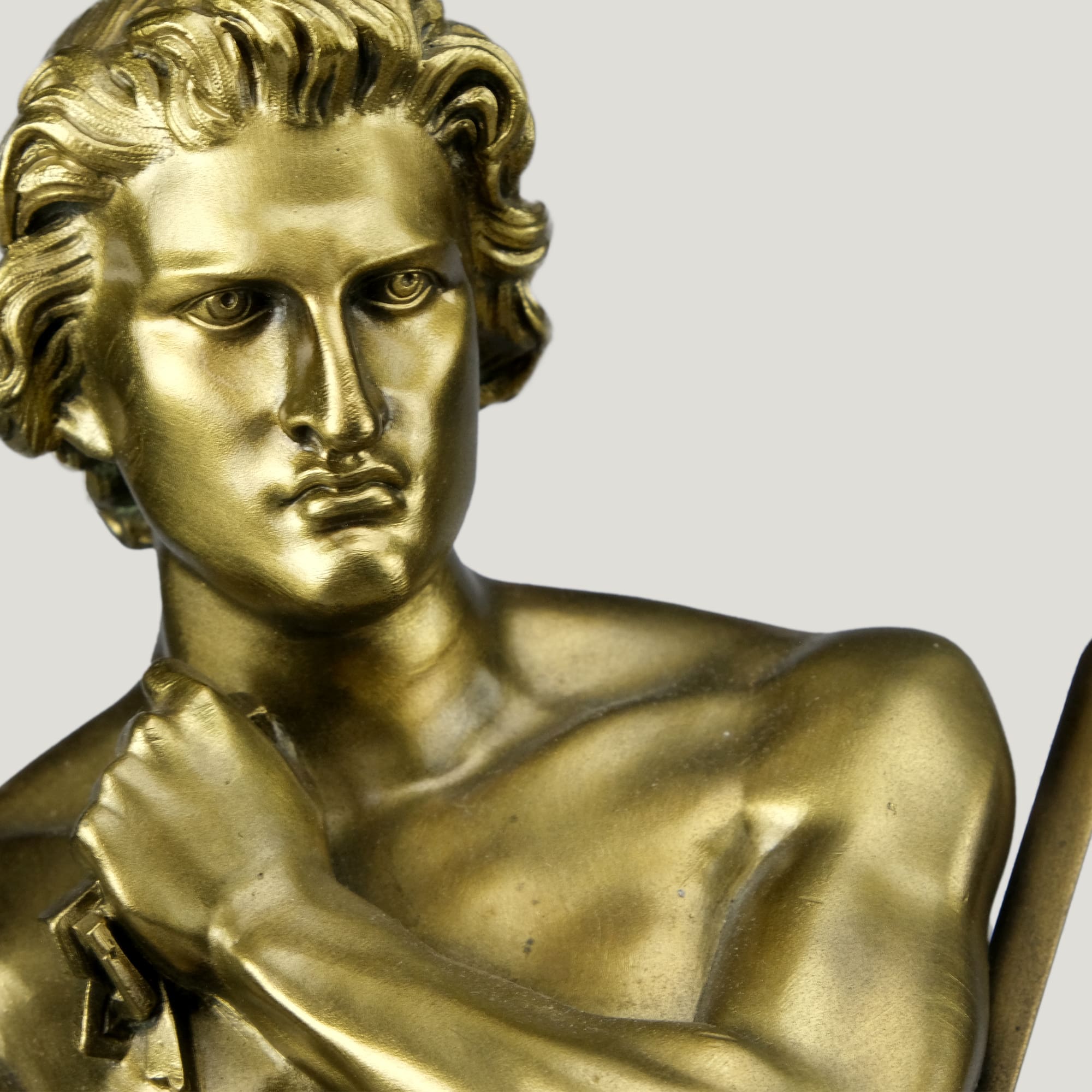 Pendule Empire en bronze doré et patiné – Spartacus d&rsquo;après Foyatier, France