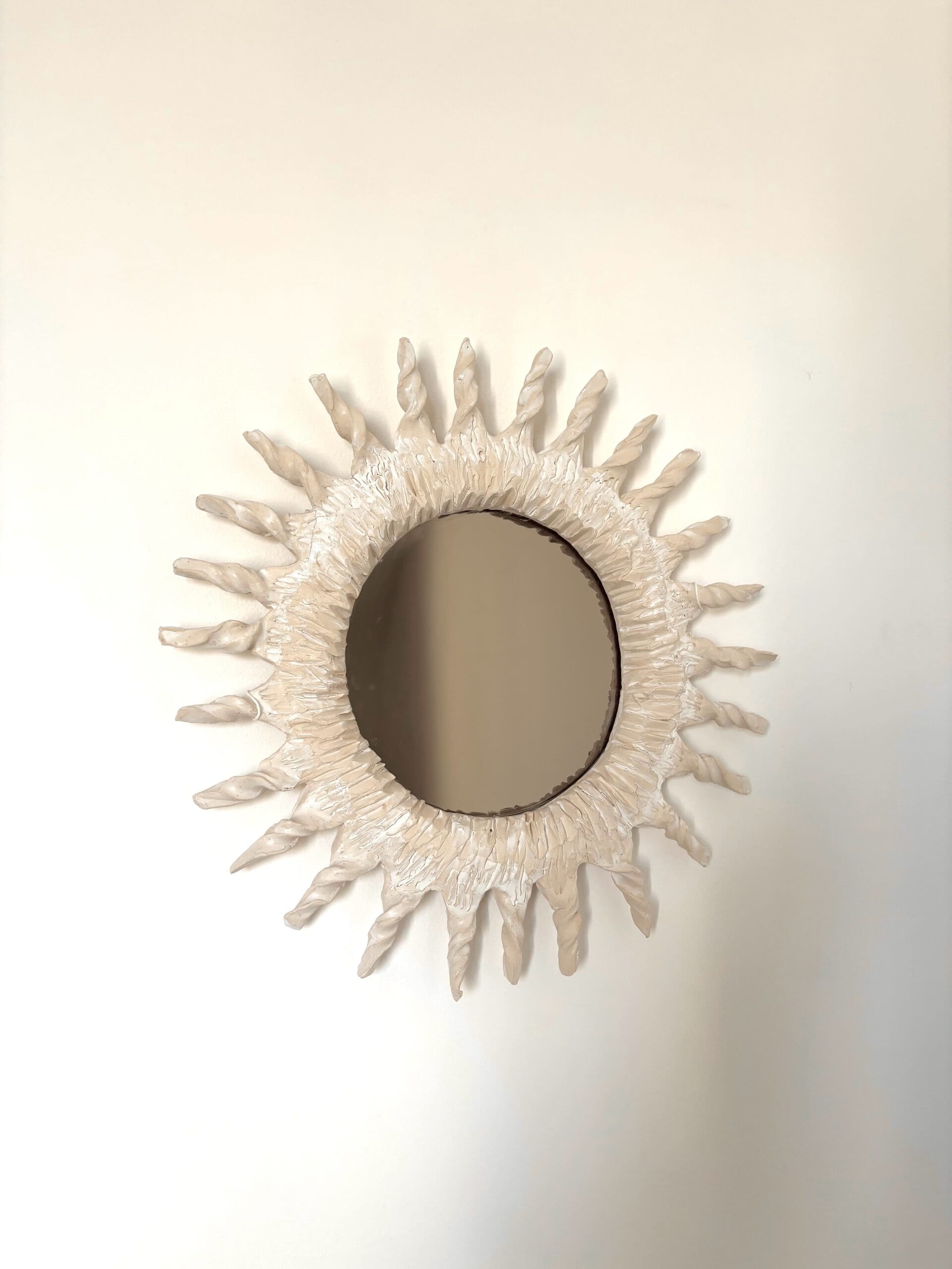 Miroir soleil en céramique blanche « Sole II » – Renzo Maar