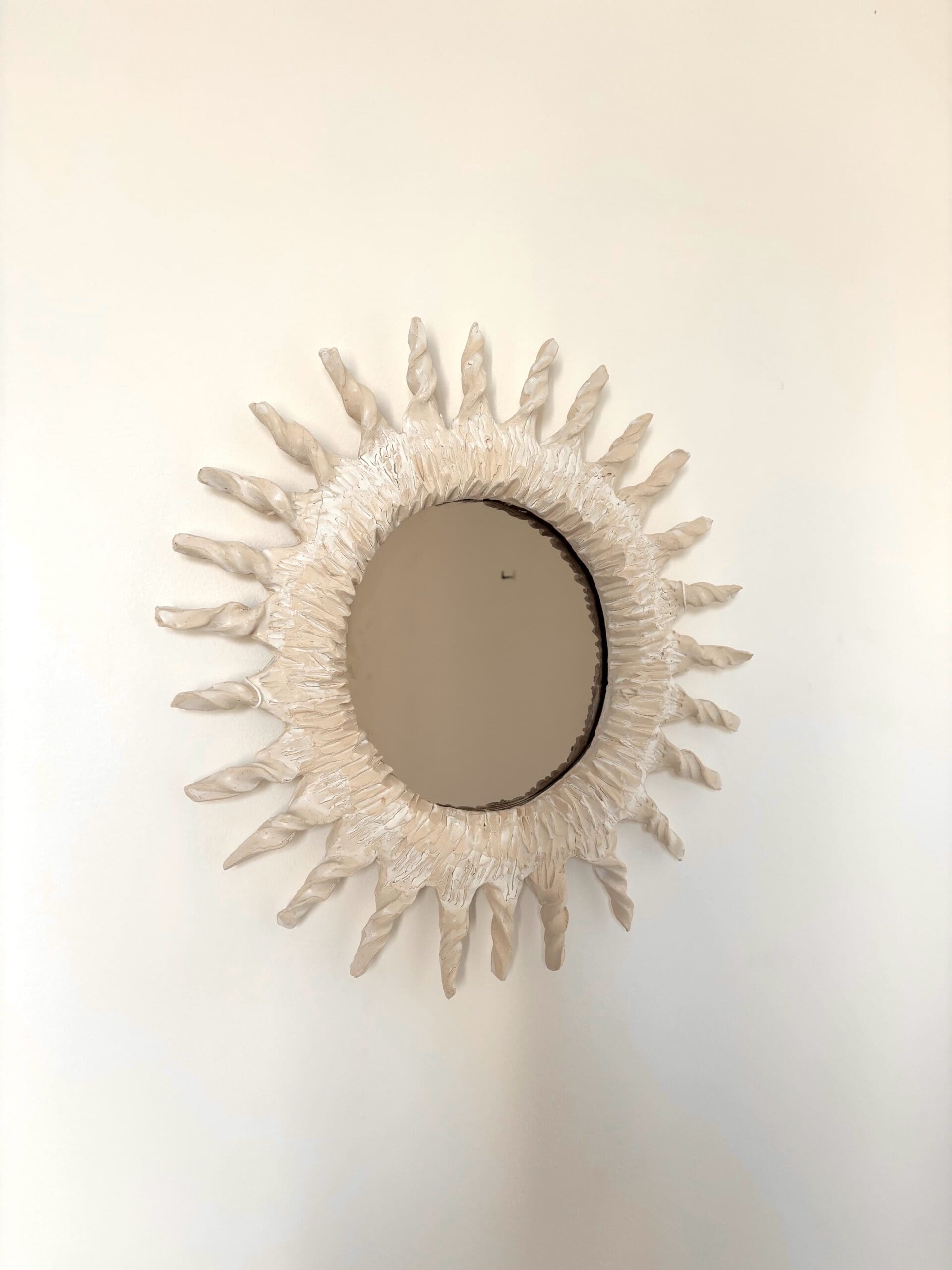 Miroir soleil en céramique blanche « Sole II » – Renzo Maar