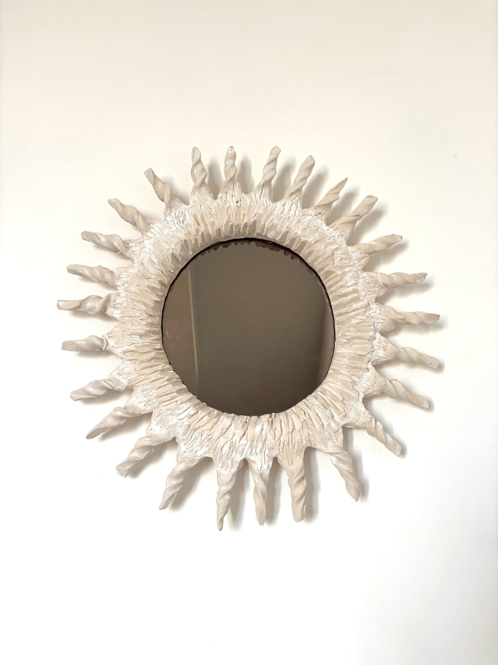 Miroir soleil en céramique blanche « Sole II » – Renzo Maar