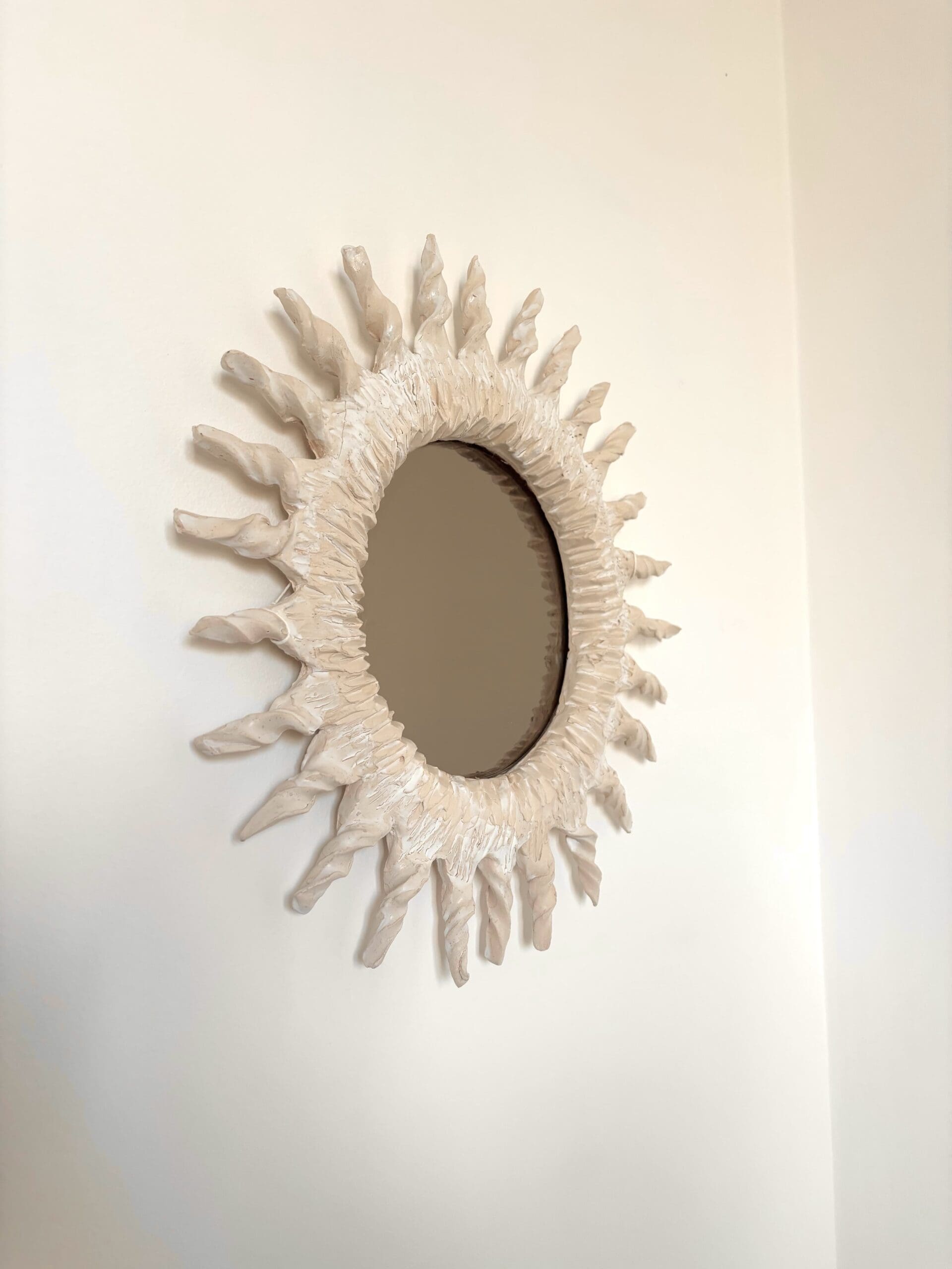 Miroir soleil en céramique blanche « Sole II » – Renzo Maar