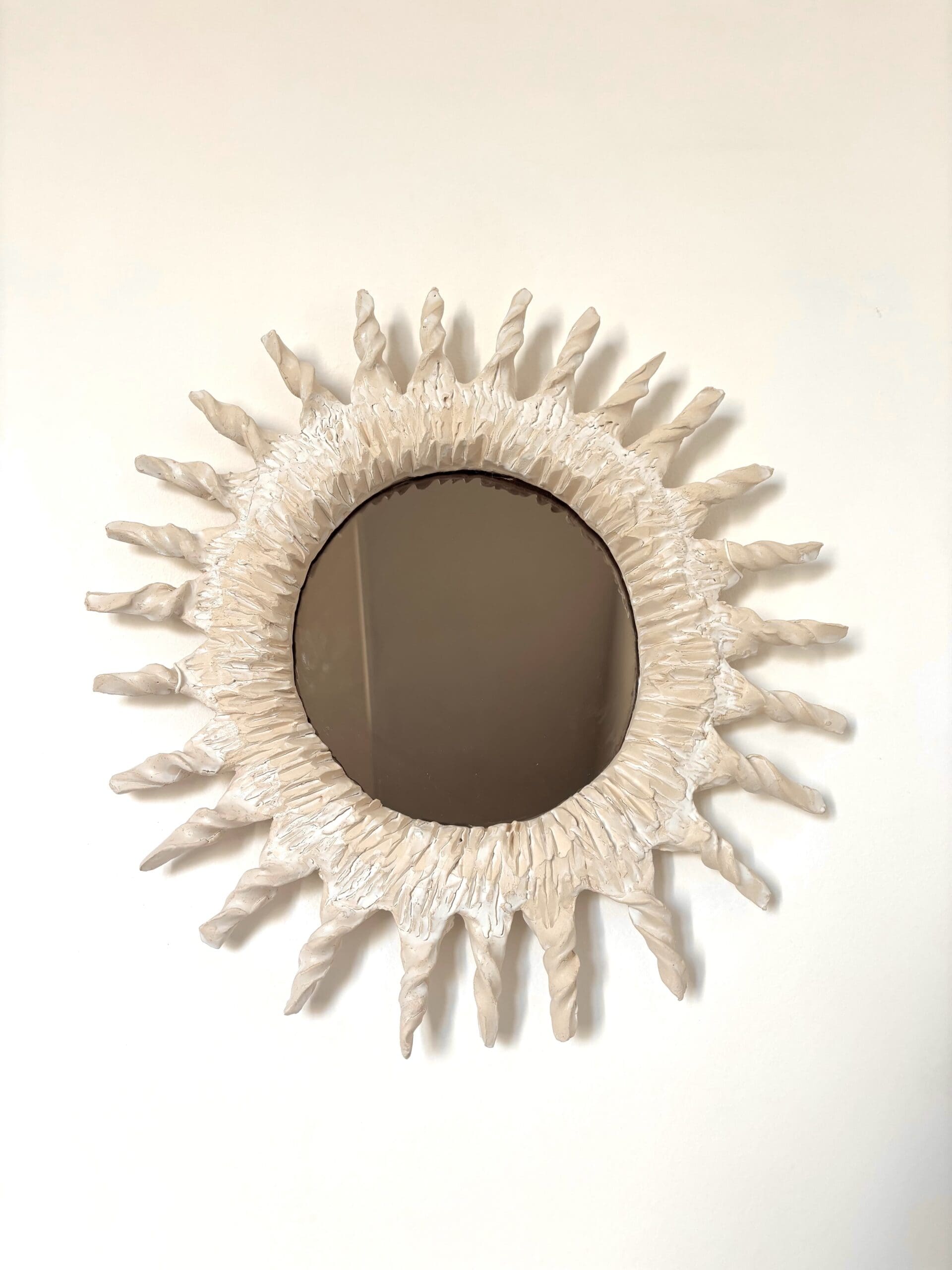 Miroir soleil en céramique blanche « Sole II » – Renzo Maar