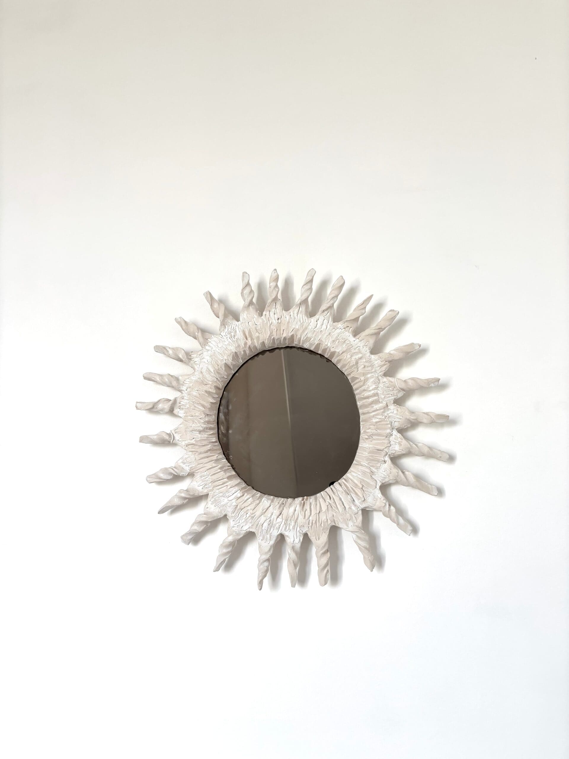 Miroir soleil en céramique blanche « Sole II » – Renzo Maar