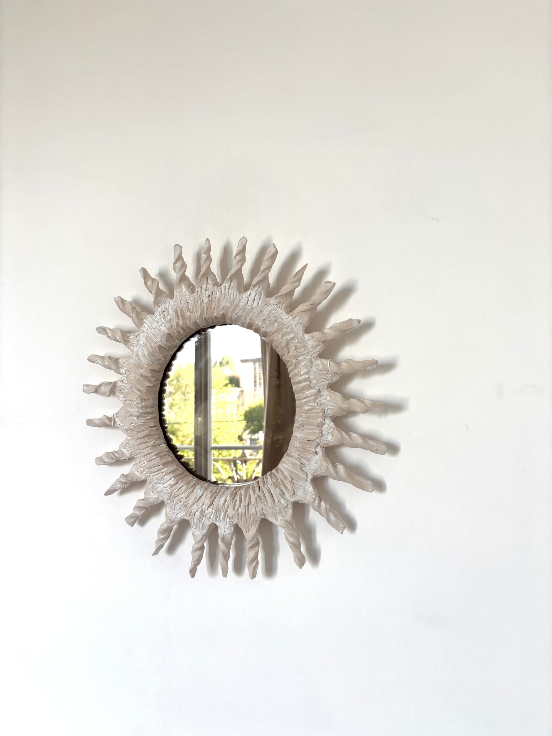 Miroir soleil en céramique blanche « Sole II » – Renzo Maar
