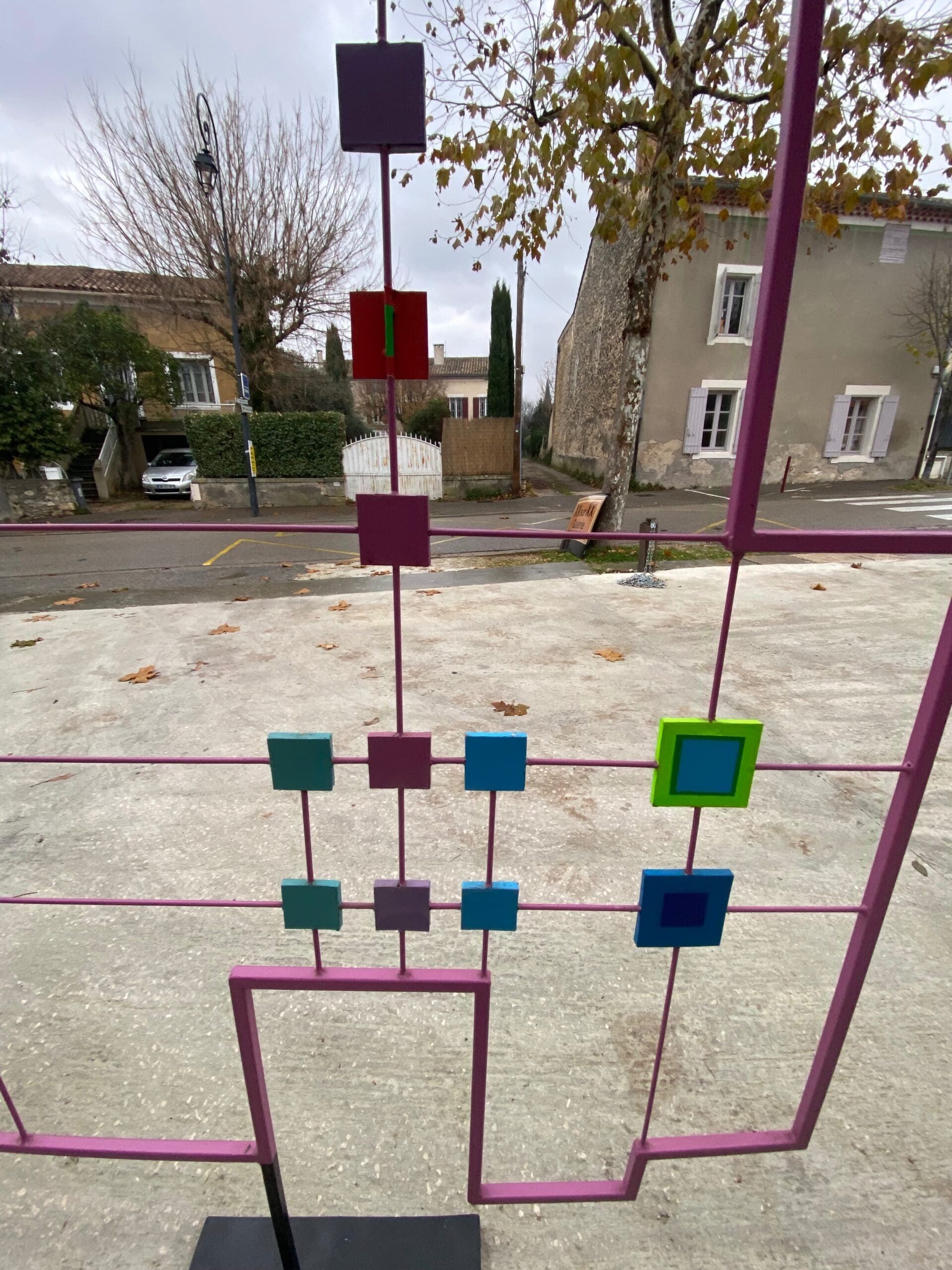 Sculpture Salvador Presta – Structure géométrique en métal laqué – 1983