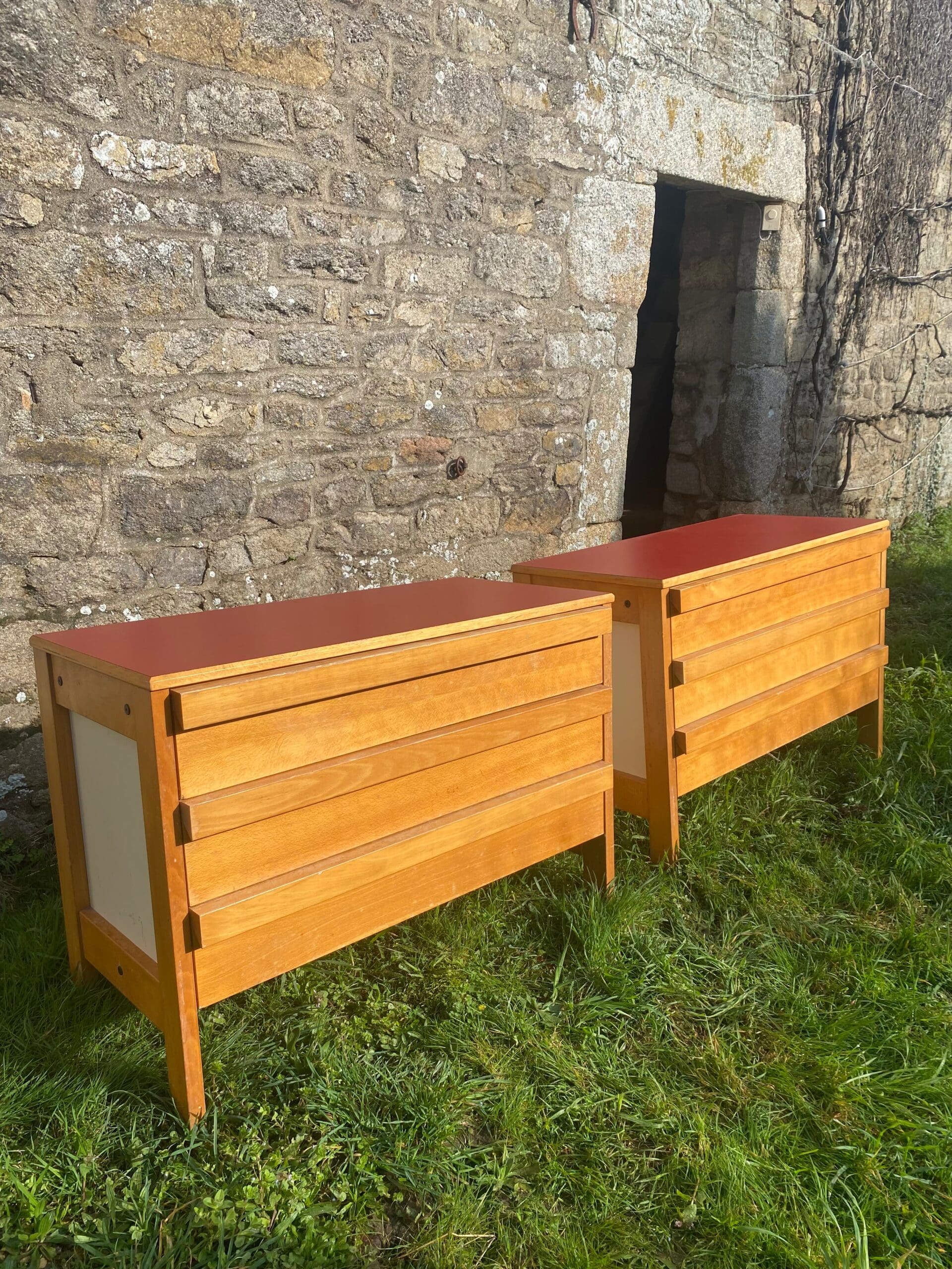André Sornay – Pair of chests of drawers in beech and burgundy laminate, 3 drawers, circa 1965
