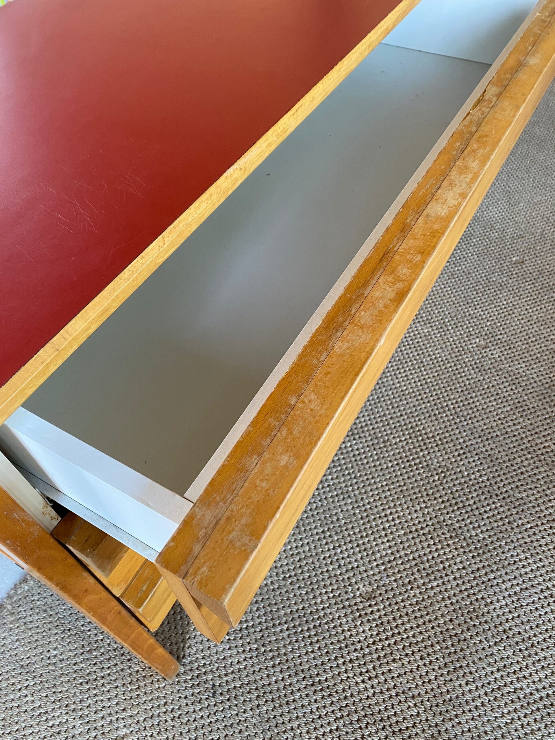 André Sornay – Paire de commodes en hêtre et stratifié bordeaux, 3 tiroirs, circa 1965