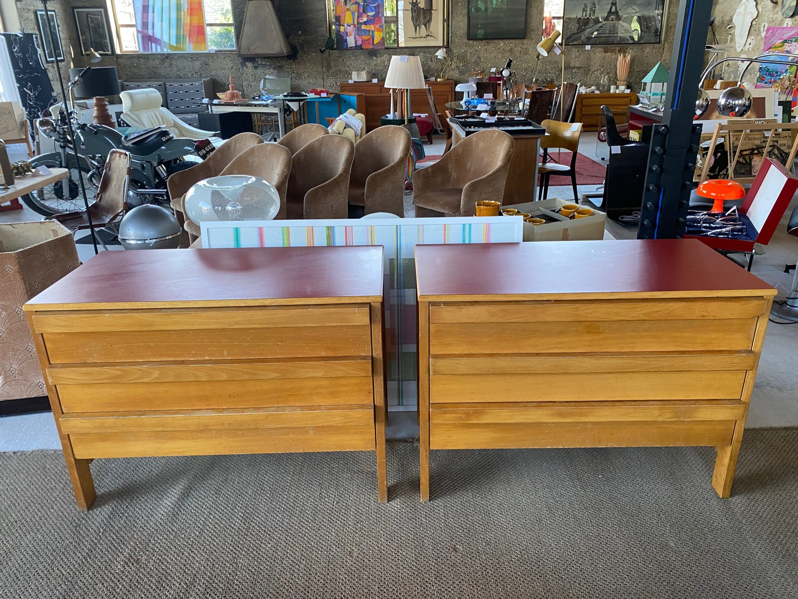 André Sornay – Paire de commodes en hêtre et stratifié bordeaux, 3 tiroirs, circa 1965