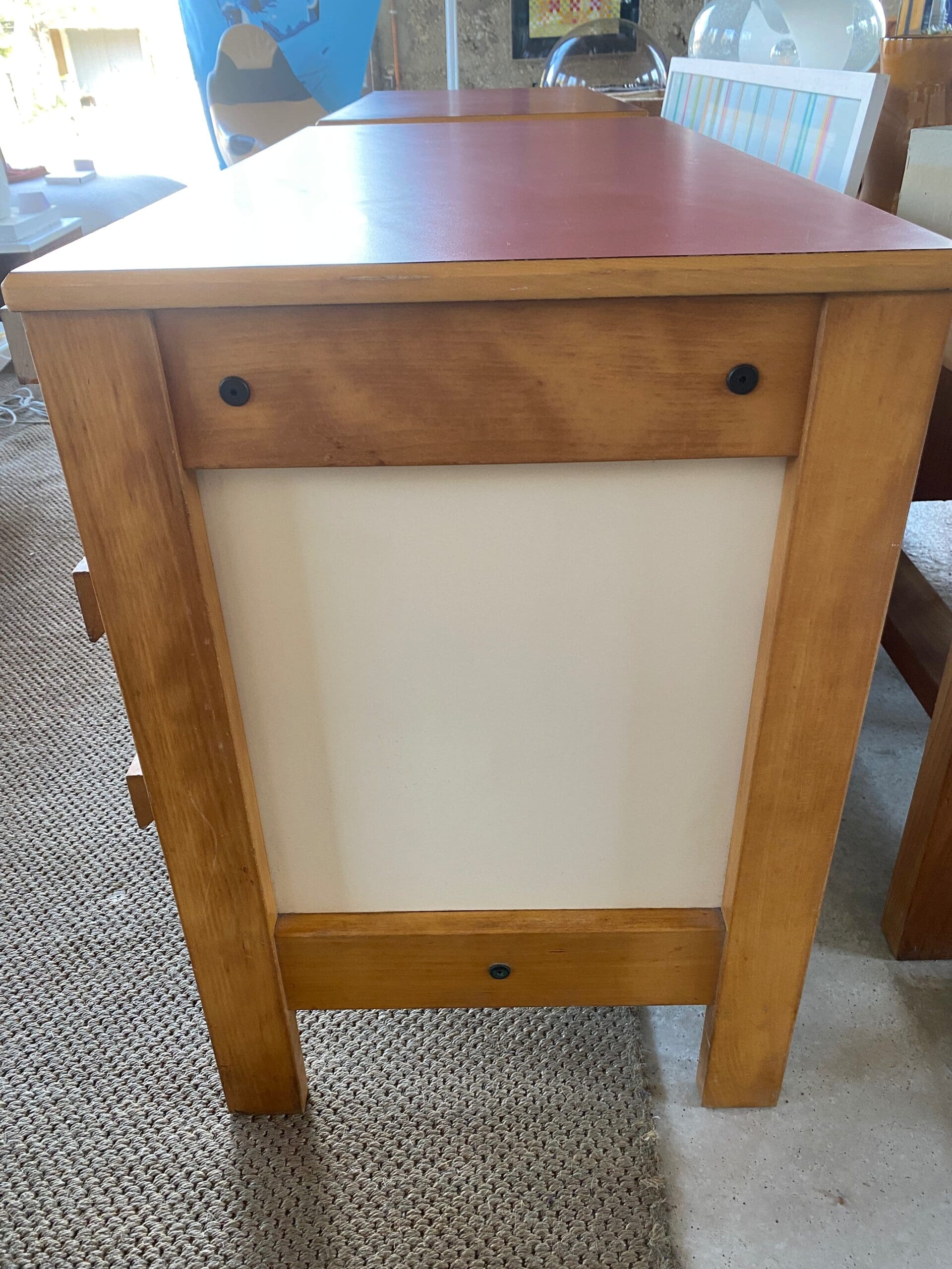 André Sornay – Paire de commodes en hêtre et stratifié bordeaux, 3 tiroirs, circa 1965