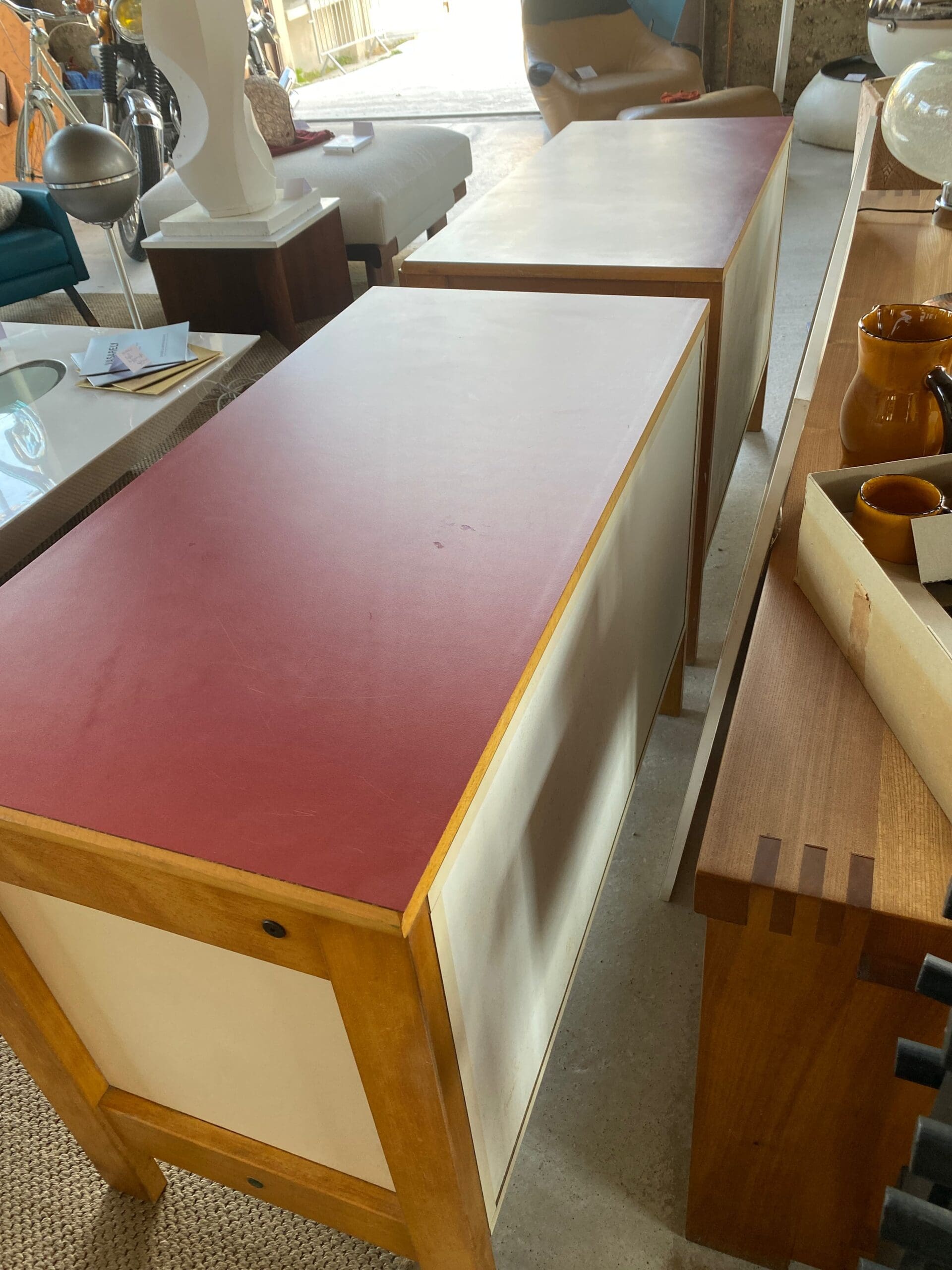 André Sornay – Paire de commodes en hêtre et stratifié bordeaux, 3 tiroirs, circa 1965