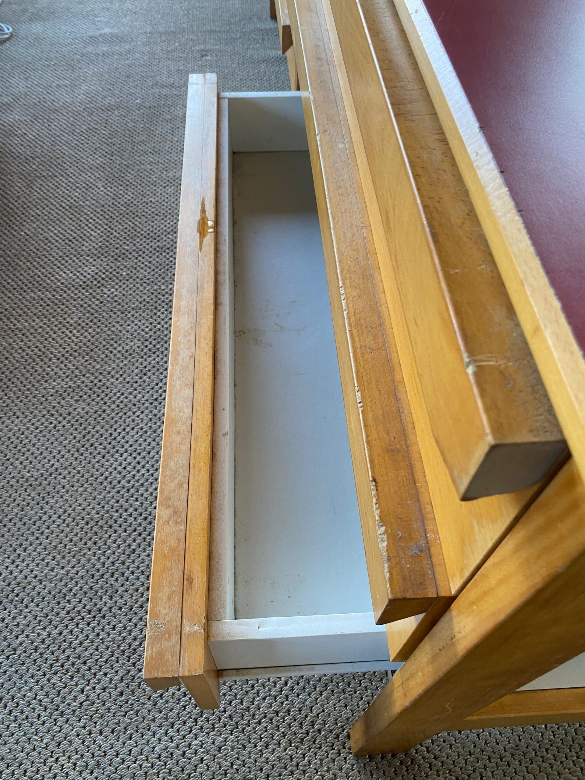 André Sornay – Paire de commodes en hêtre et stratifié bordeaux, 3 tiroirs, circa 1965