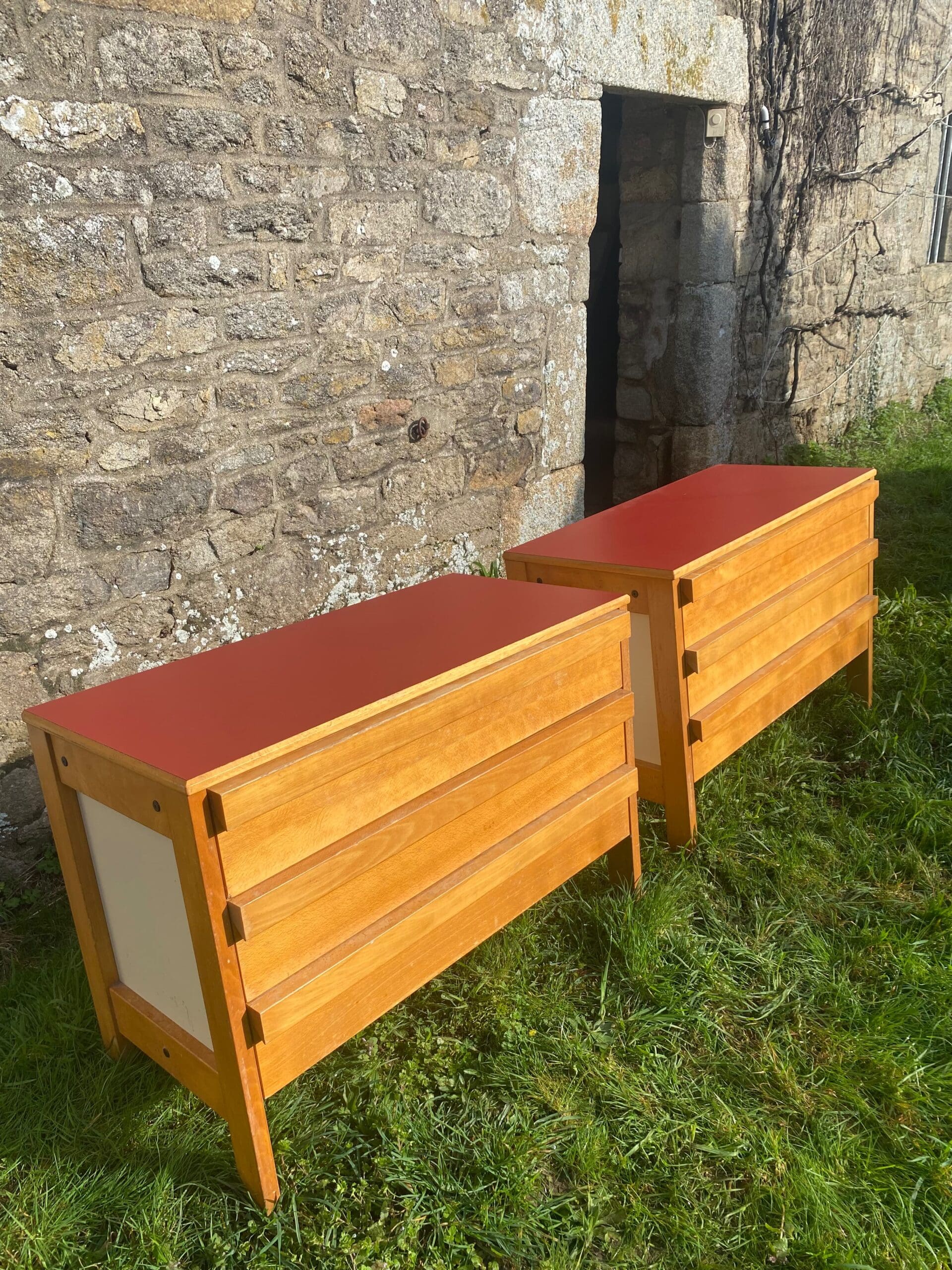 André Sornay – Paire de commodes en hêtre et stratifié bordeaux, 3 tiroirs, circa 1965