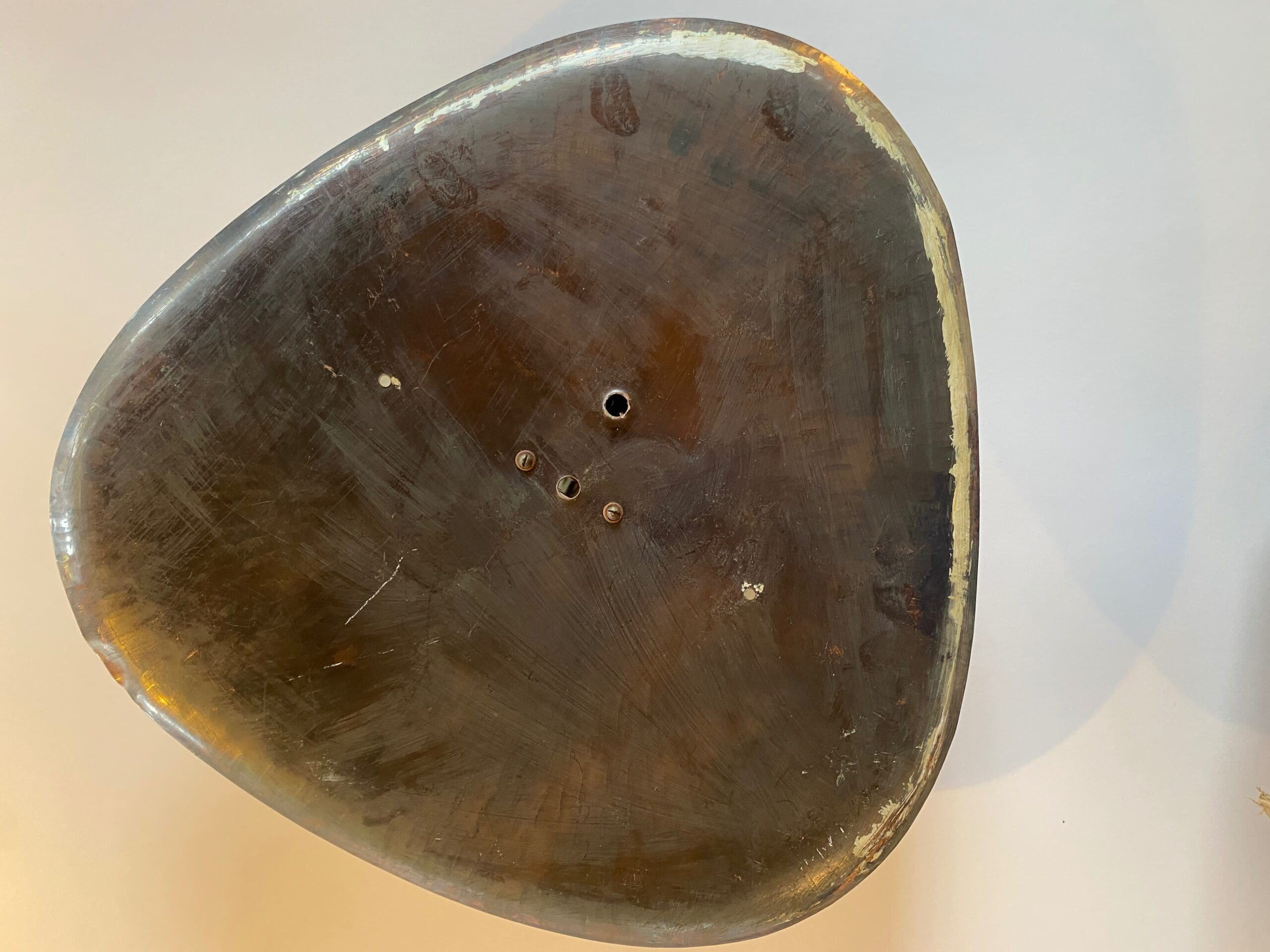 Goffredo Reggiani – Applique triangulaire RN en cuivre martelé et verre opalin, 1961