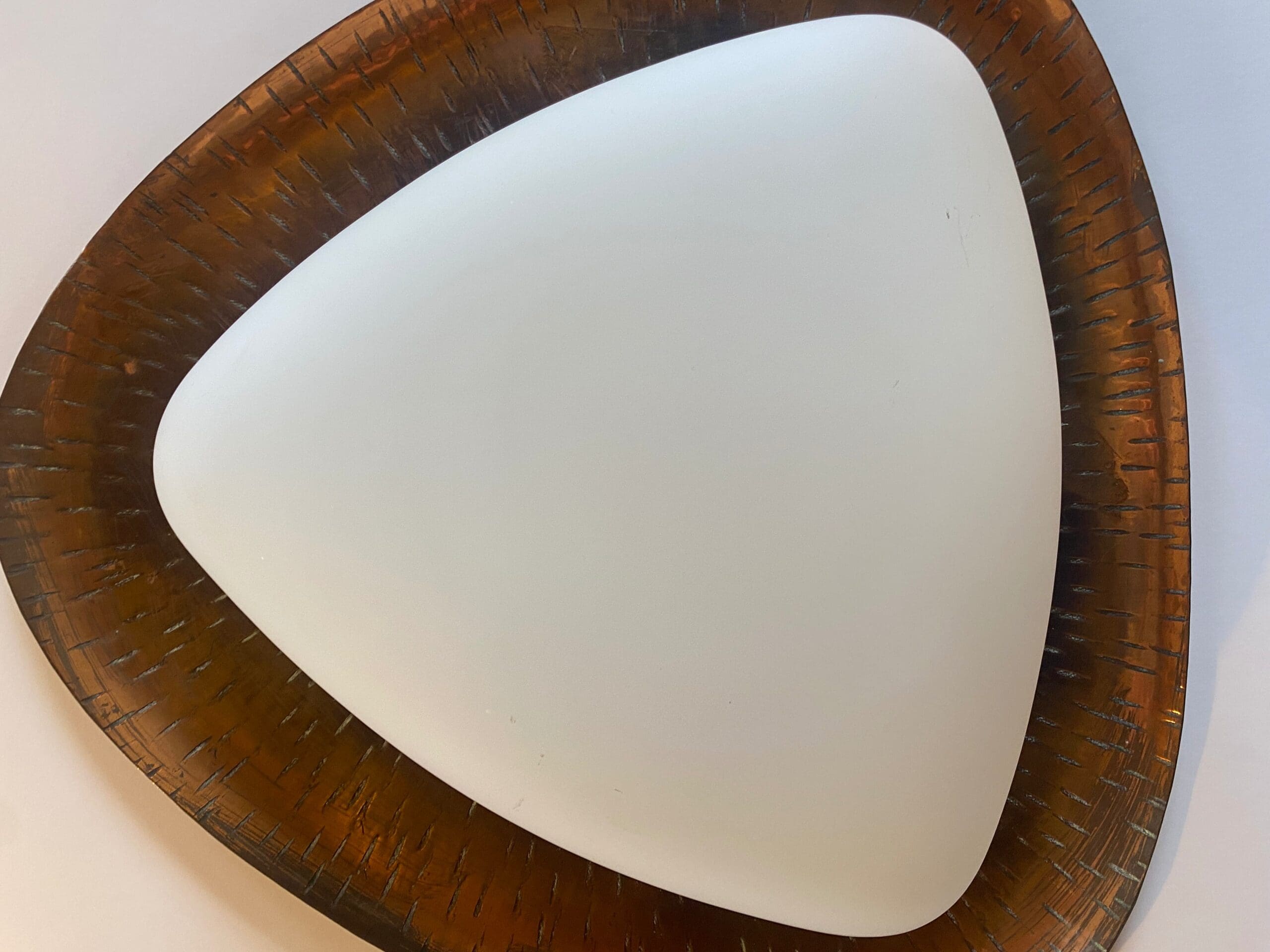 Goffredo Reggiani – Applique triangulaire RN en cuivre martelé et verre opalin, 1961