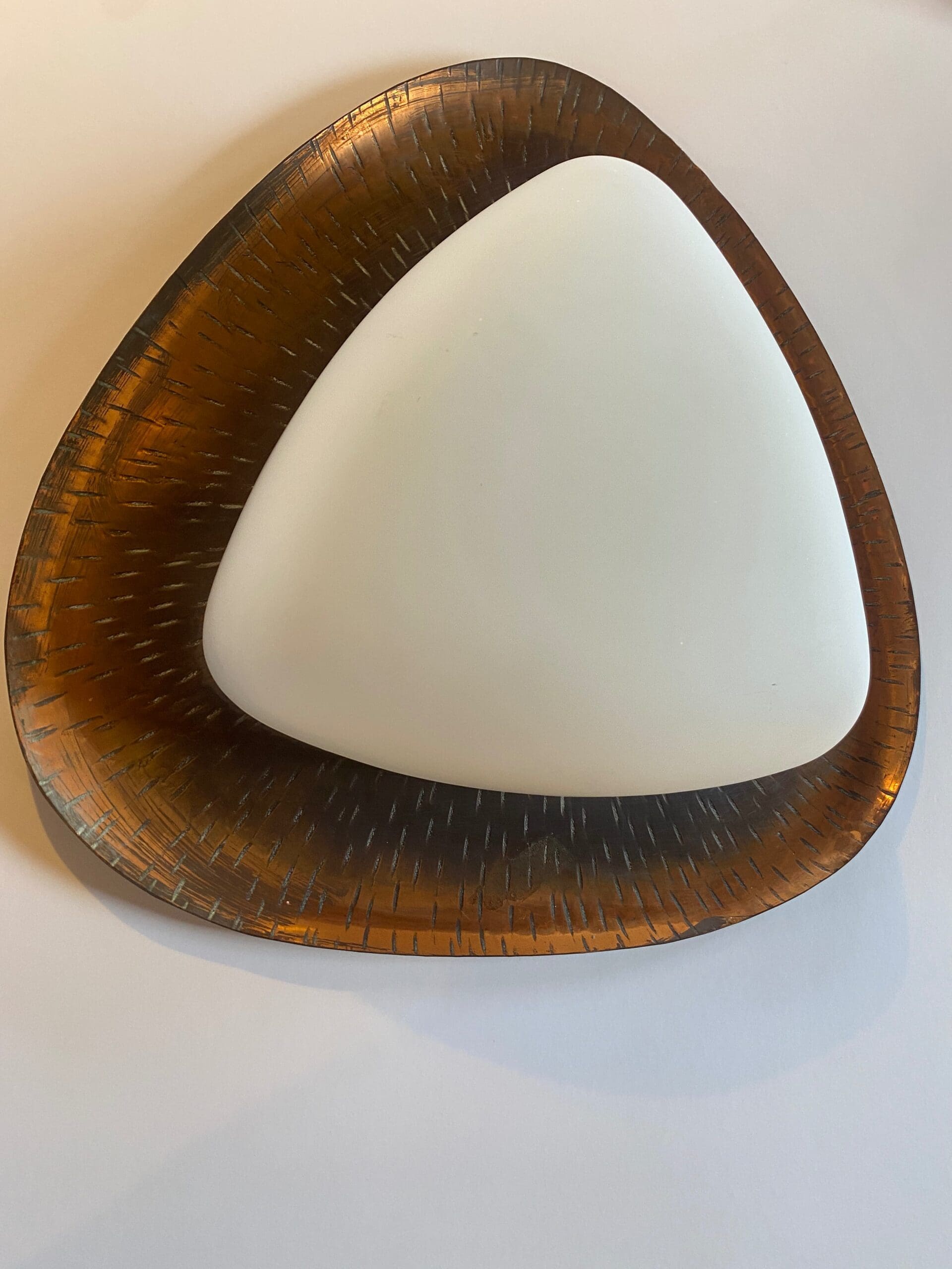 Goffredo Reggiani – Applique triangulaire RN en cuivre martelé et verre opalin, 1961