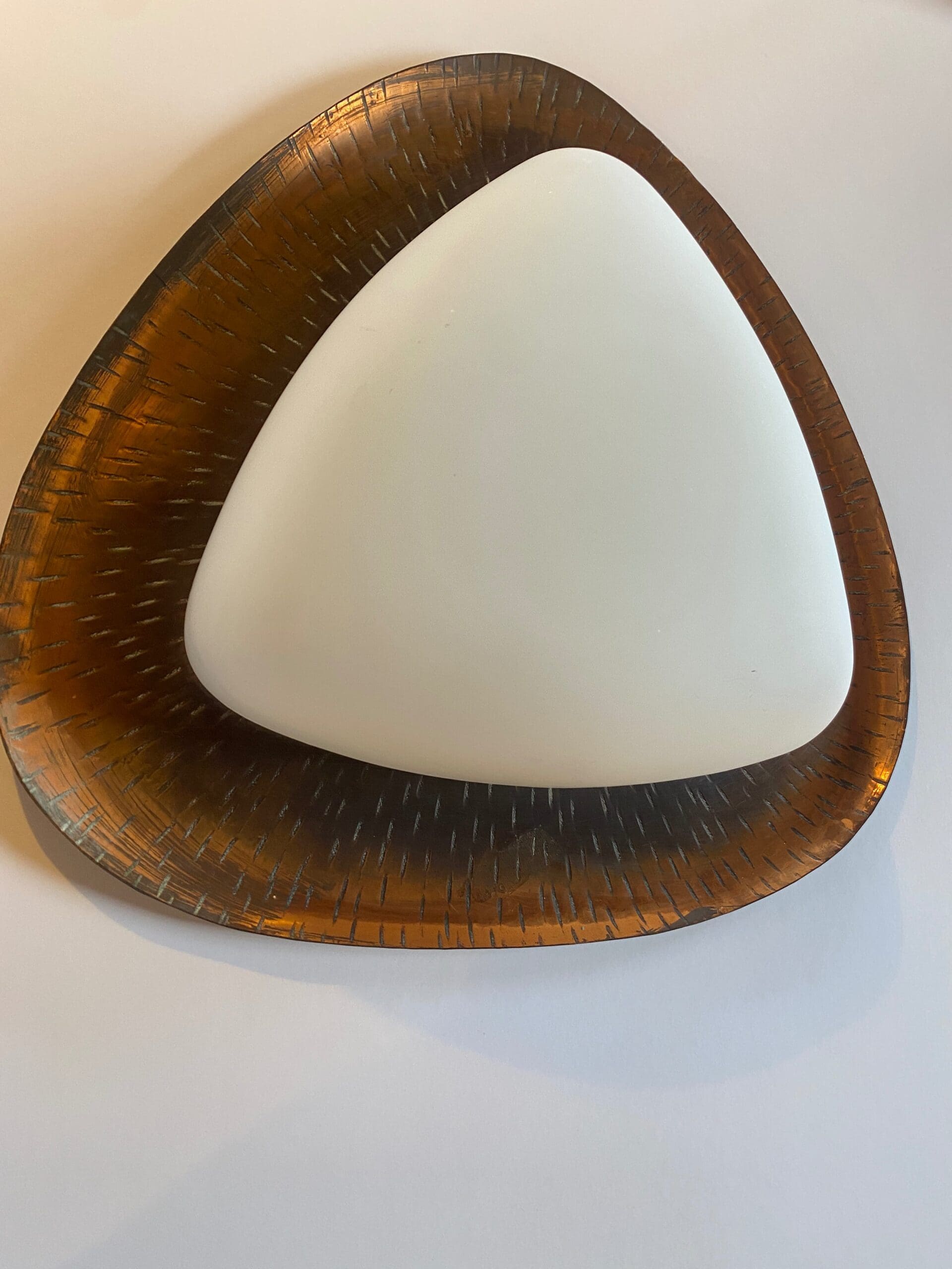 Goffredo Reggiani – Applique triangulaire RN en cuivre martelé et verre opalin, 1961