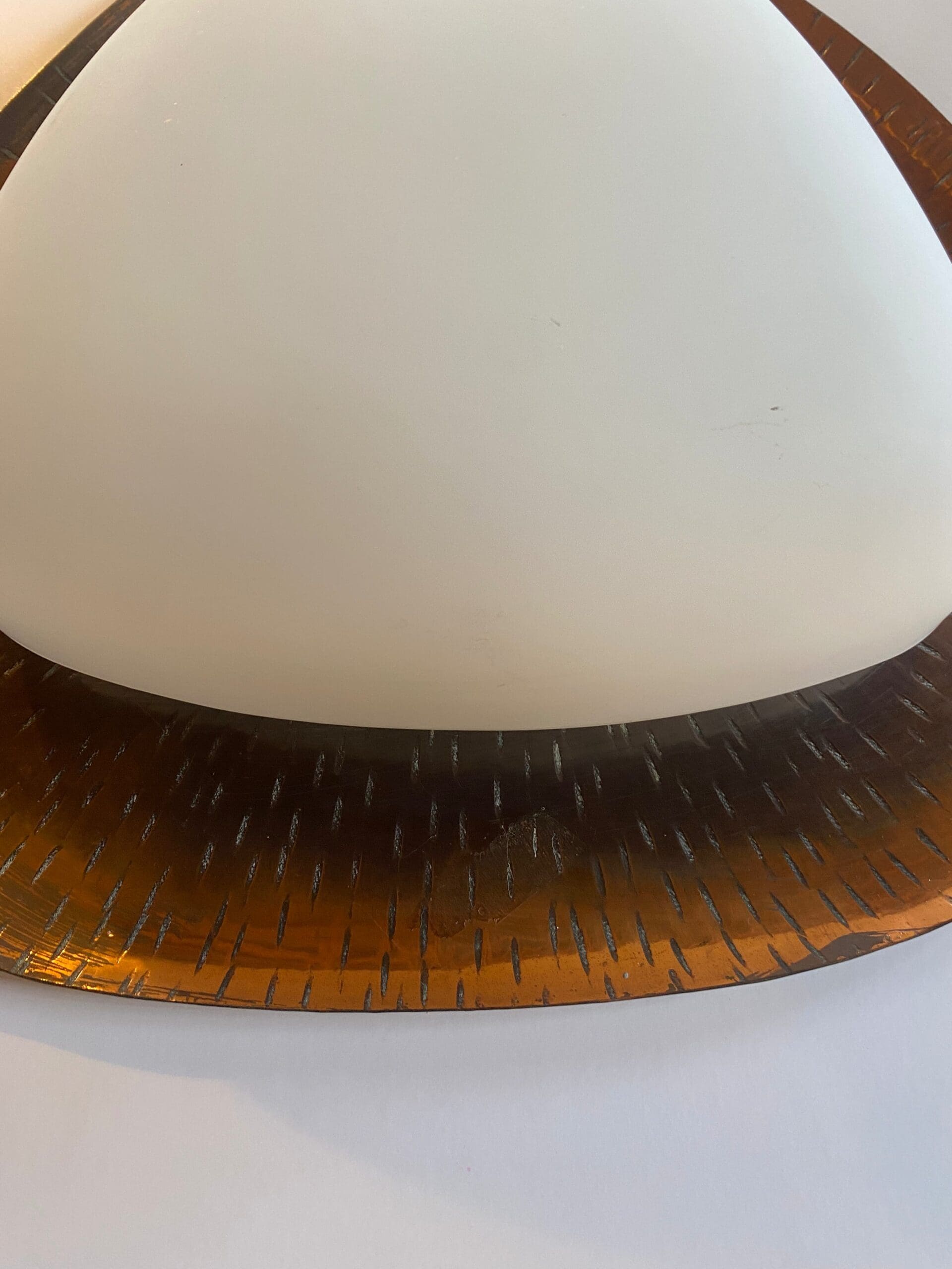 goffredo reggiani – applique triangulaire rn en cuivre martelé et verre opalin, 1961