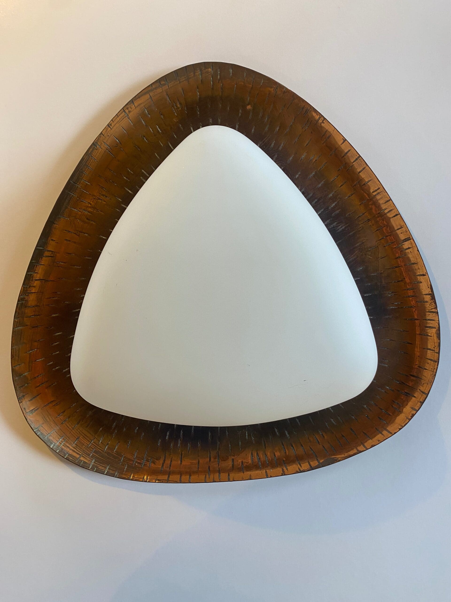 Goffredo Reggiani – Applique triangulaire RN en cuivre martelé et verre opalin, 1961