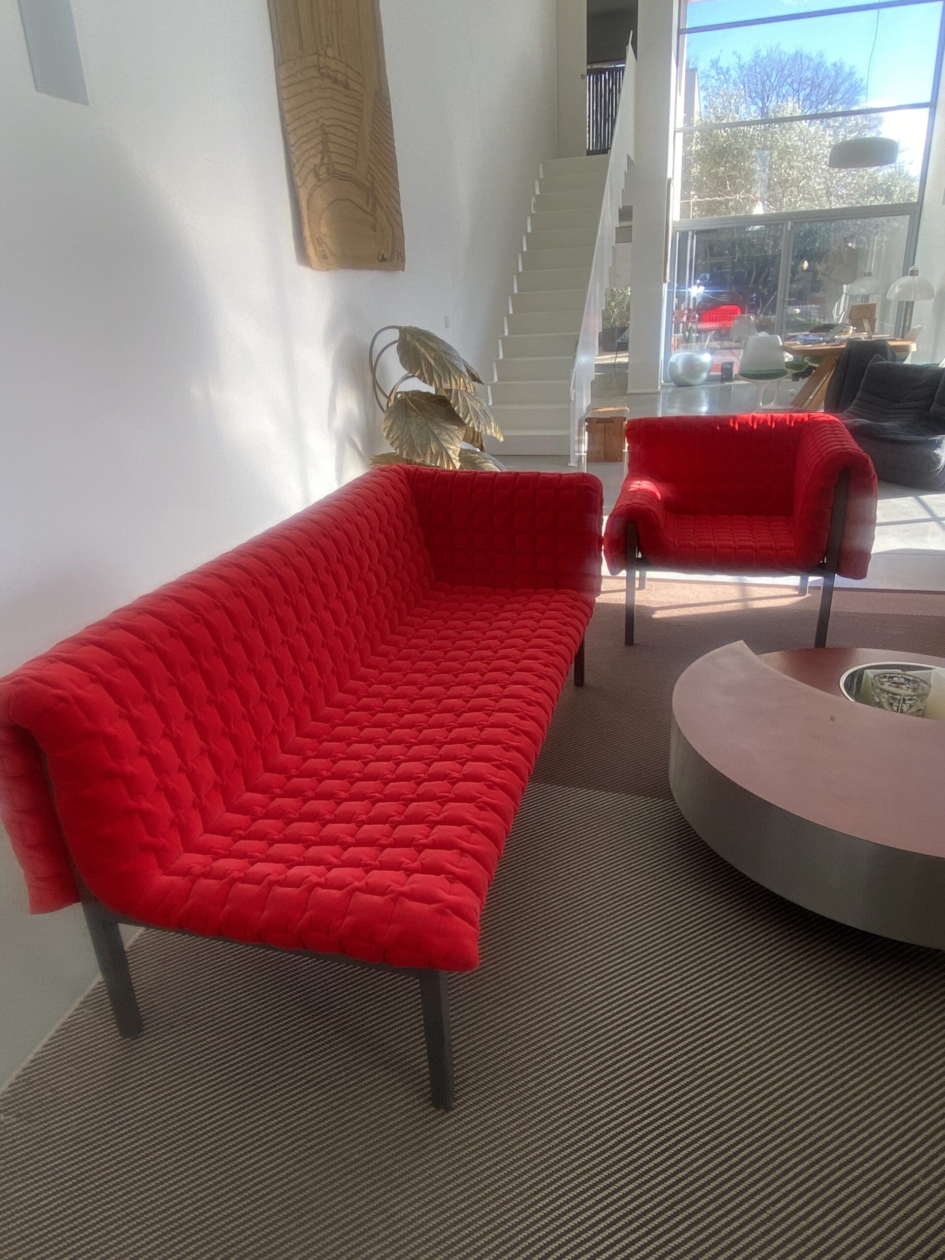 Inga Sempé för Ligne Roset – Ruché schäslong och fåtölj i röd sammet, 2025