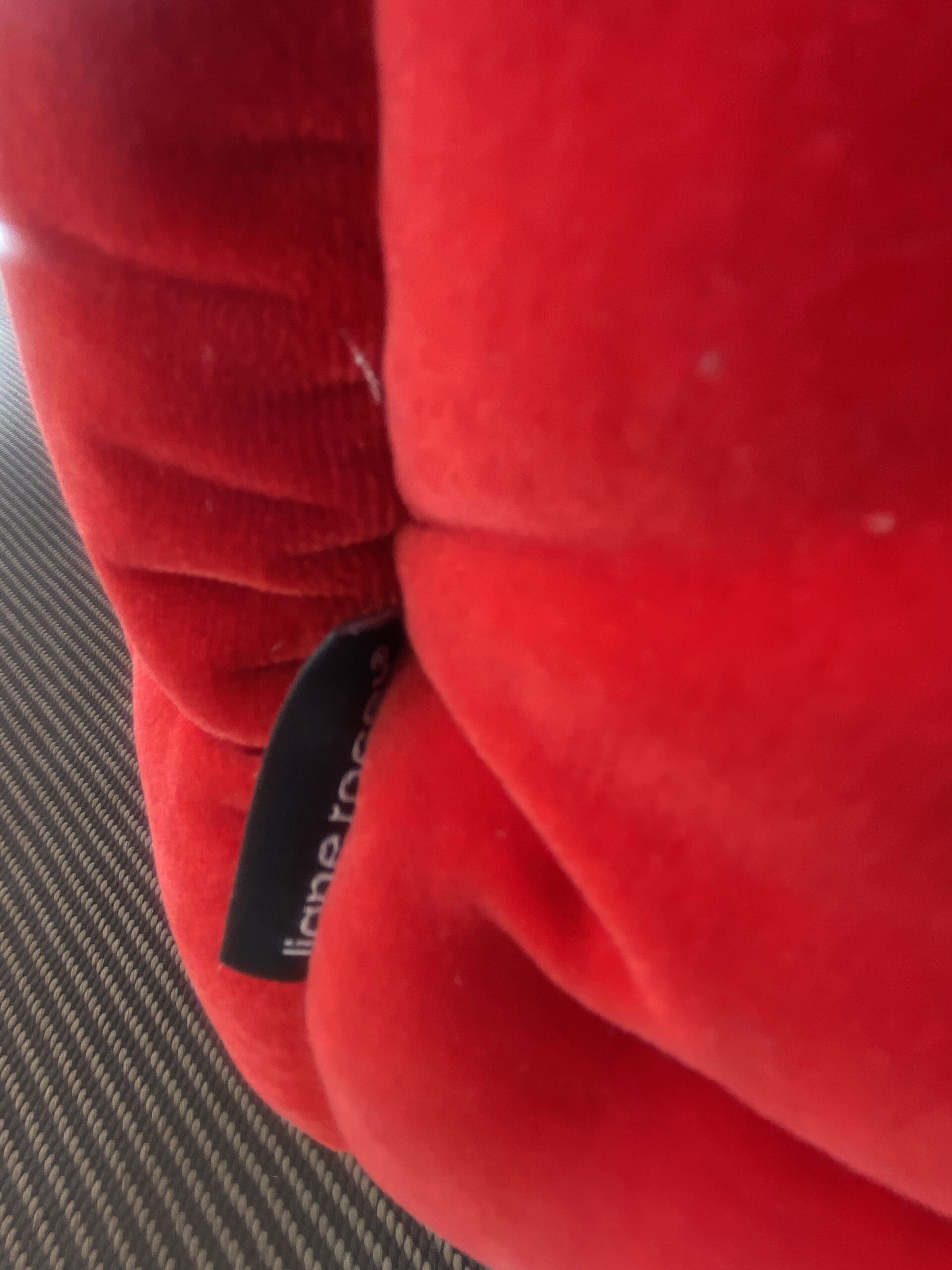 Inga Sempé pour Ligne Roset – Méridienne et fauteuil Ruché en velours rouge, 2025