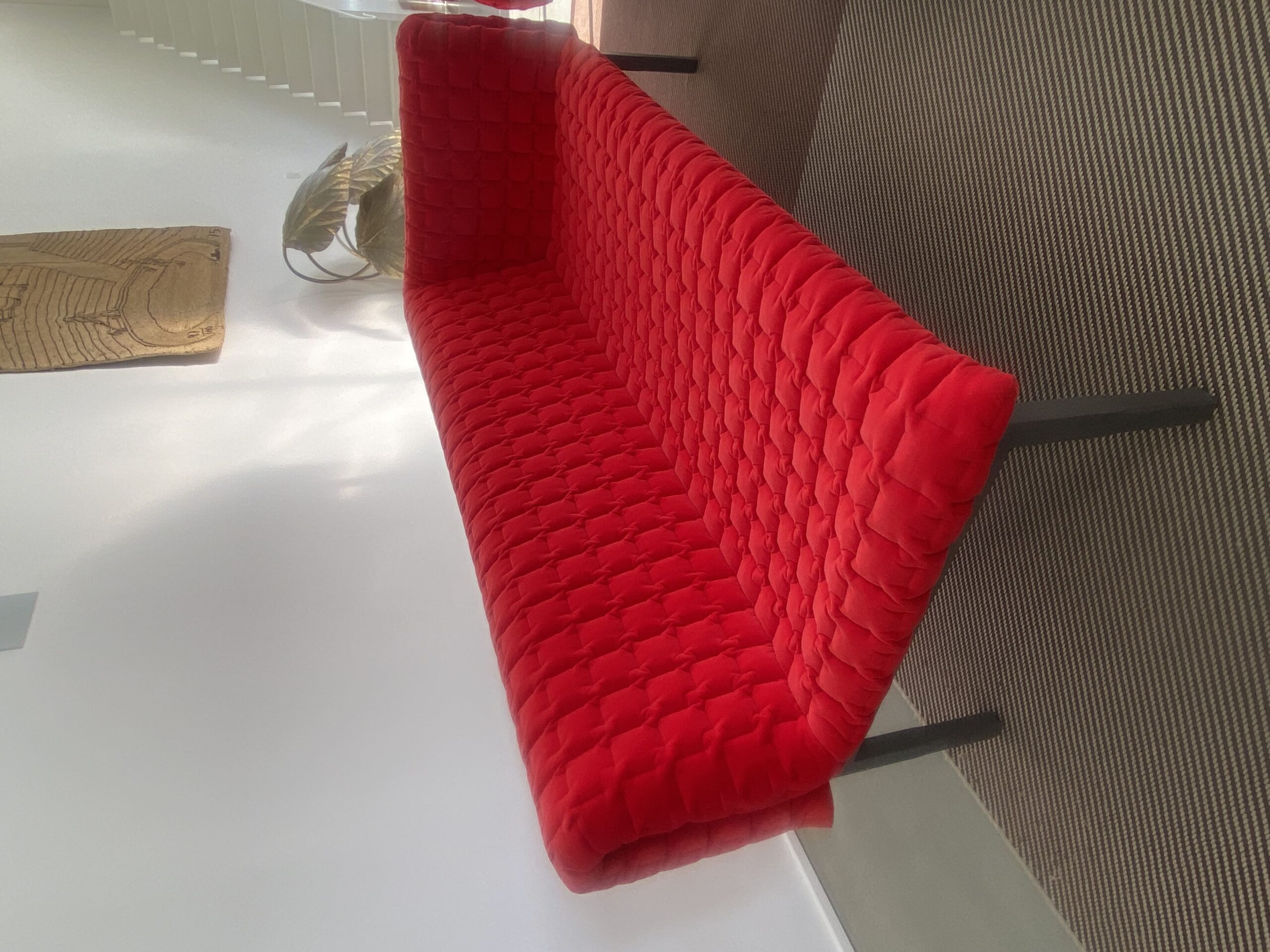 Inga Sempé pour Ligne Roset – Méridienne et fauteuil Ruché en velours rouge, 2025
