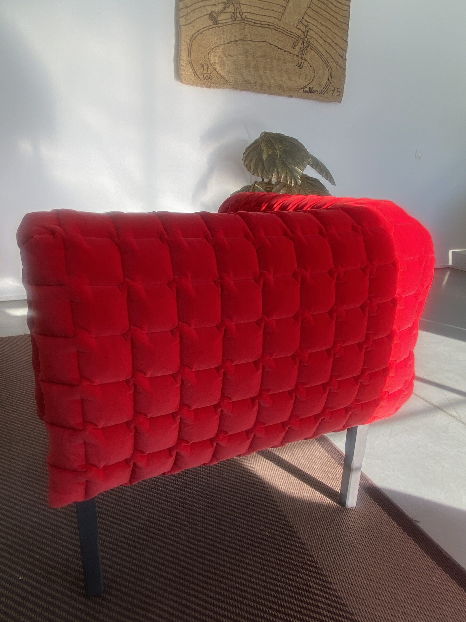Inga Sempé pour Ligne Roset – Méridienne et fauteuil Ruché en velours rouge, 2025