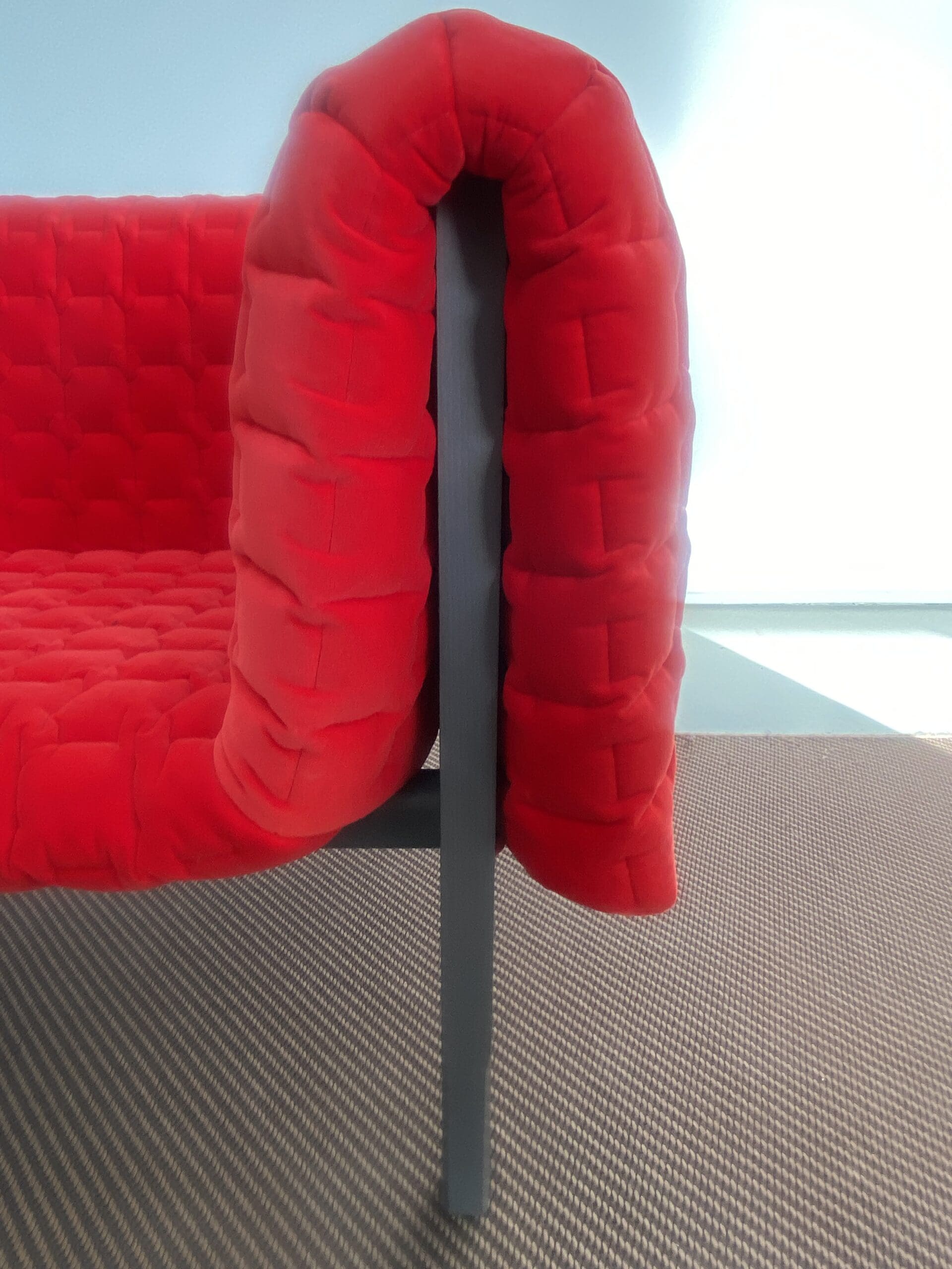 Inga Sempé pour Ligne Roset – Méridienne et fauteuil Ruché en velours rouge, 2025