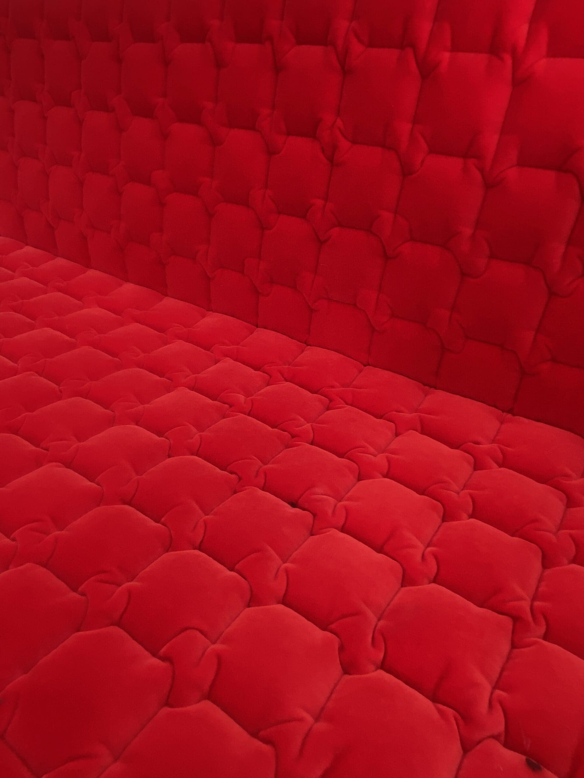 Inga Sempé pour Ligne Roset – Méridienne et fauteuil Ruché en velours rouge, 2025