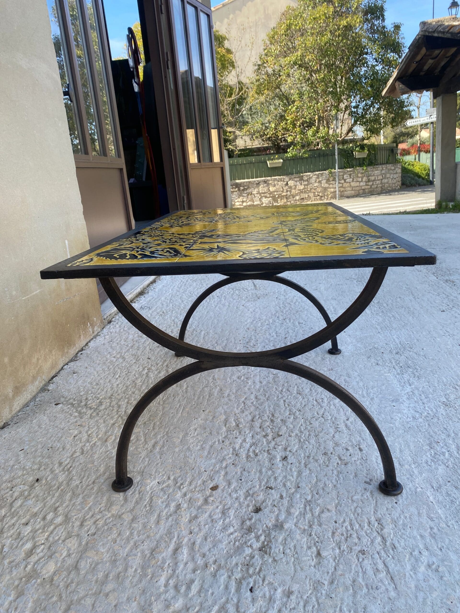 Jean Lurçat – Table basse en fer forgé à plateau de céramique Sant Vicens, circa 1950