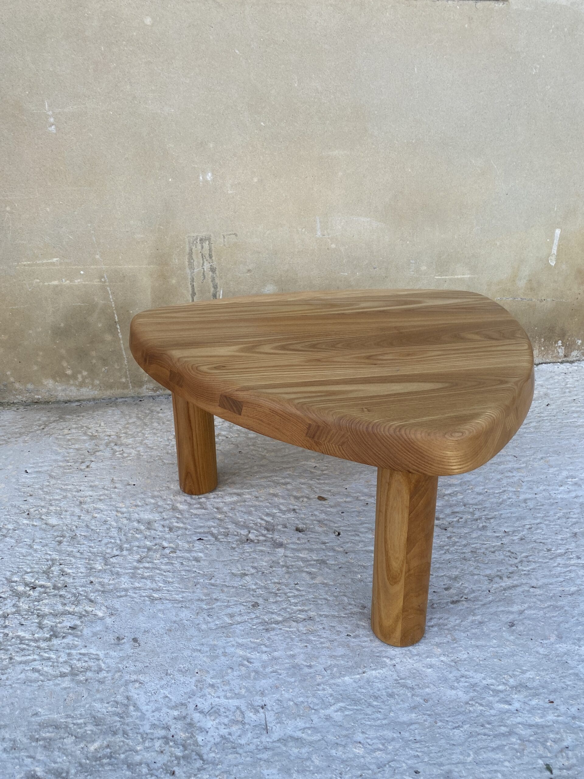pierre chapo – table d'appoint t23 en orme massif, édition chapo création 2023