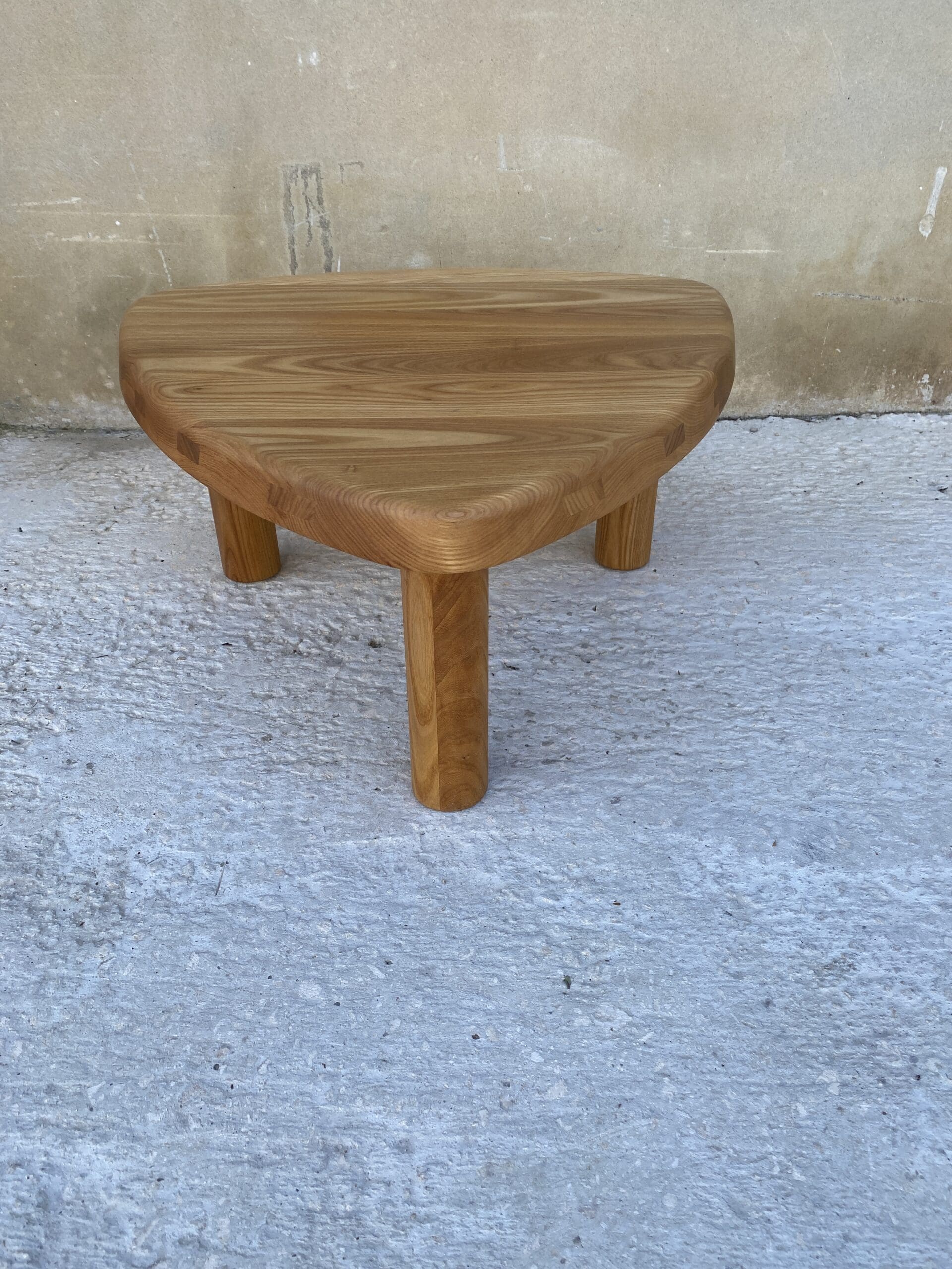 Pierre Chapo – Table d&rsquo;appoint T23 en orme massif, édition Chapo Création 2023