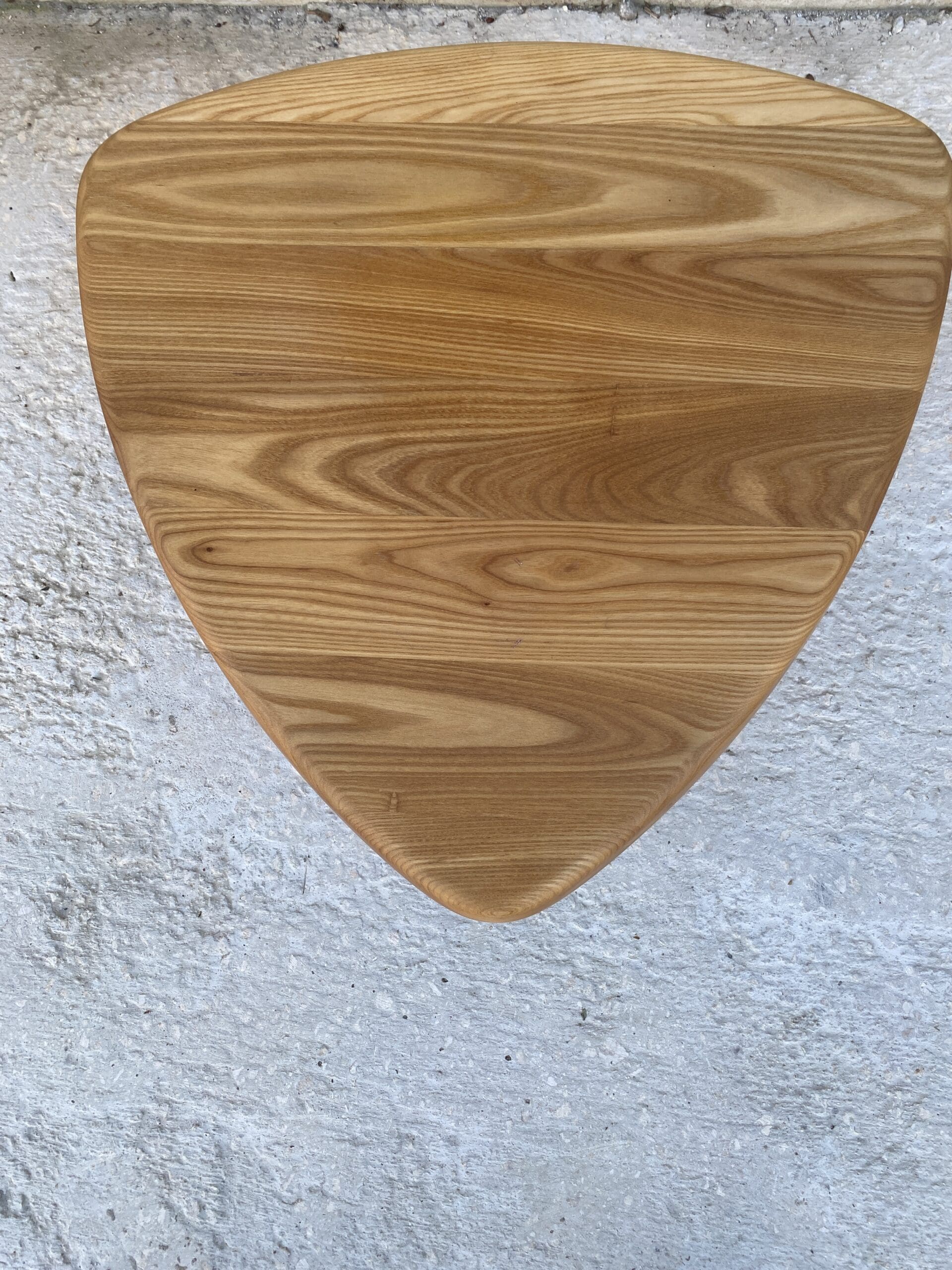 Pierre Chapo – Table d&rsquo;appoint T23 en orme massif, édition Chapo Création 2023