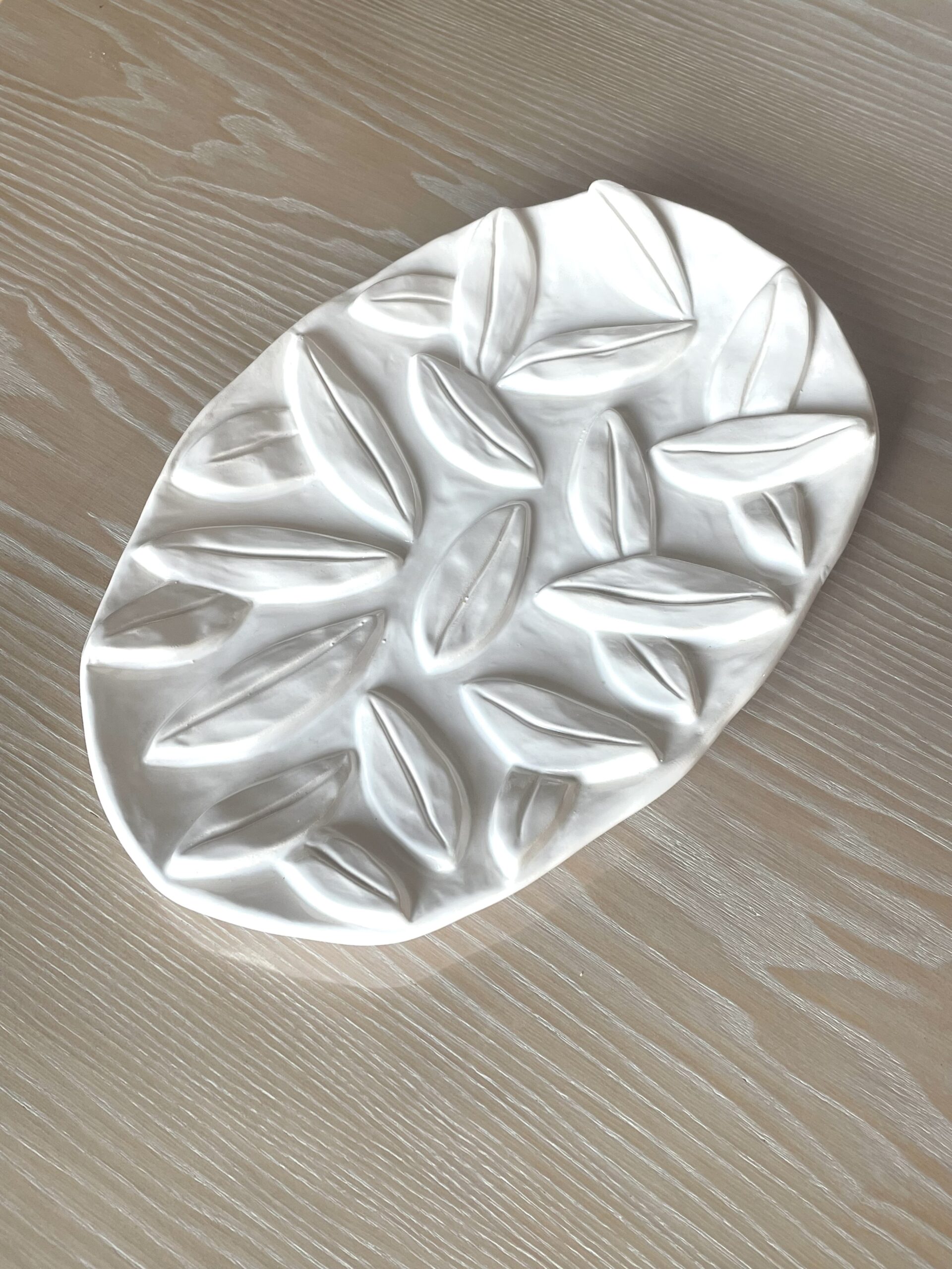 Bela Silva — Plat ovale en céramique émaillée blanche pour Monoprix