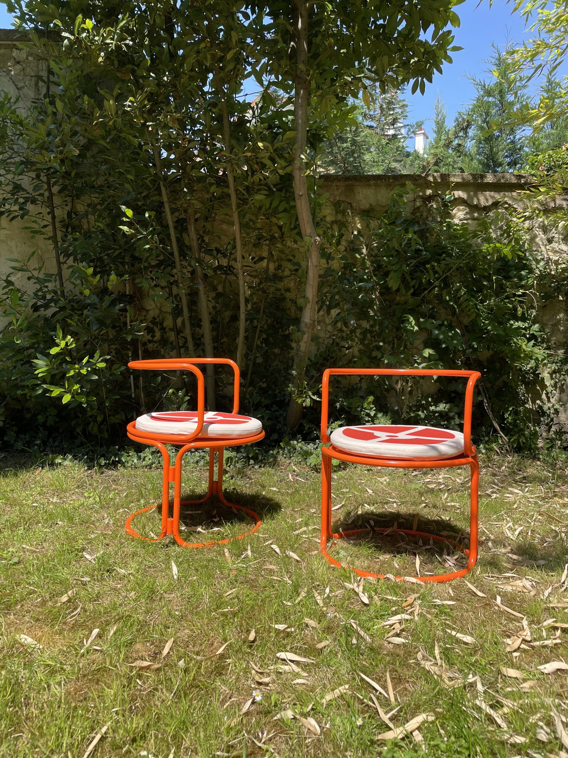 Gae Aulenti — Paire de fauteuils de jardin en acier laqué orange pour Prisunic