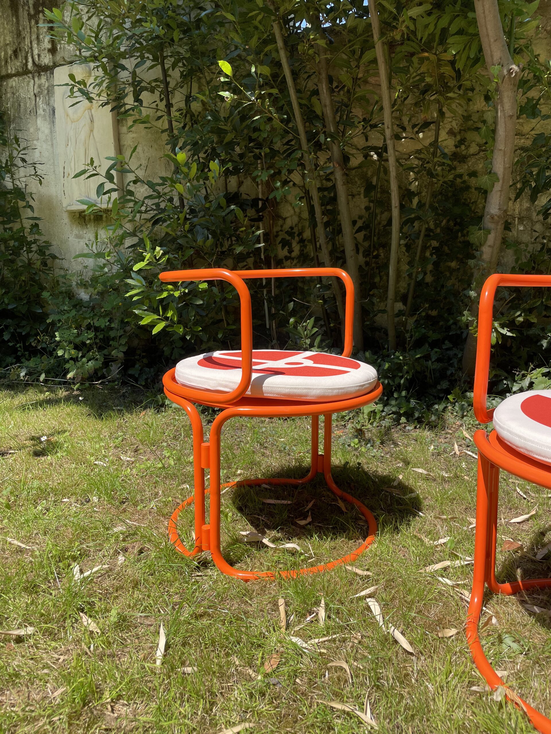 Gae Aulenti — Paire de fauteuils de jardin en acier laqué orange pour Prisunic